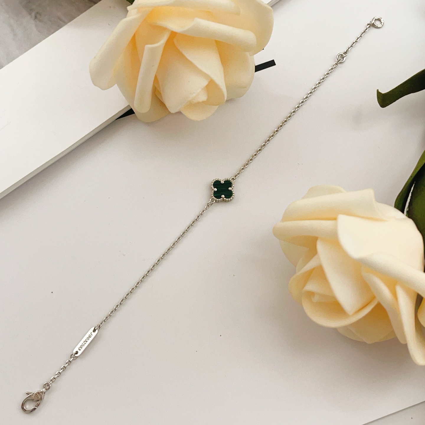 Bracciale Van Cleef Arpels Sweet Alhambra Oro bianco malachite verde 17 cm