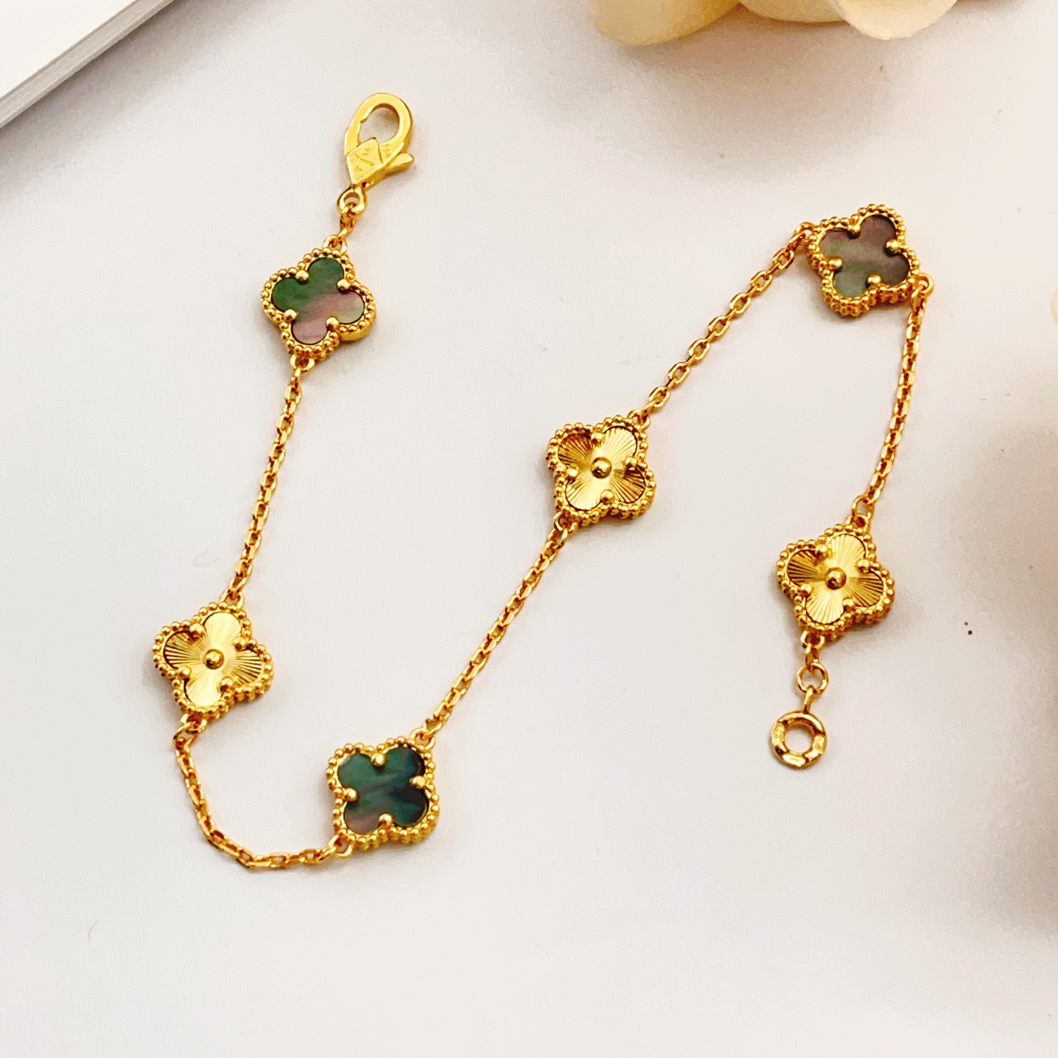 Van Cleef Arpels Alhambra bracelet Yellow gold with iridescent mother-of-pearl clover motifs 19cm