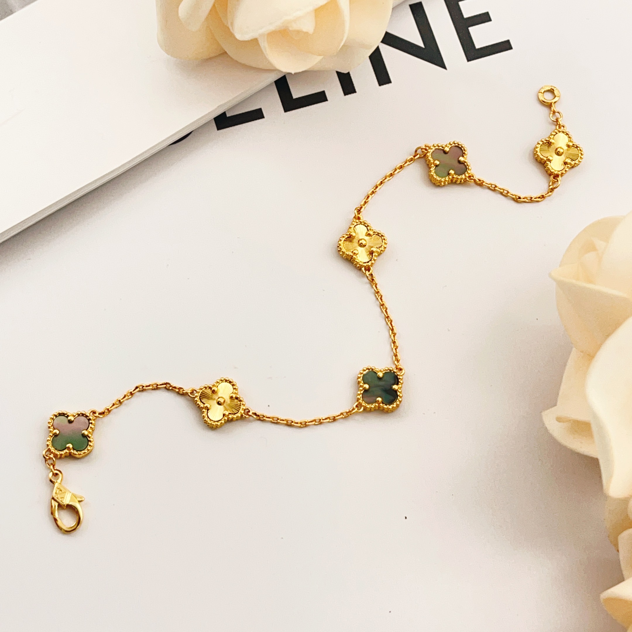 Van Cleef Arpels Alhambra bracelet Yellow gold with iridescent mother-of-pearl clover motifs 19cm