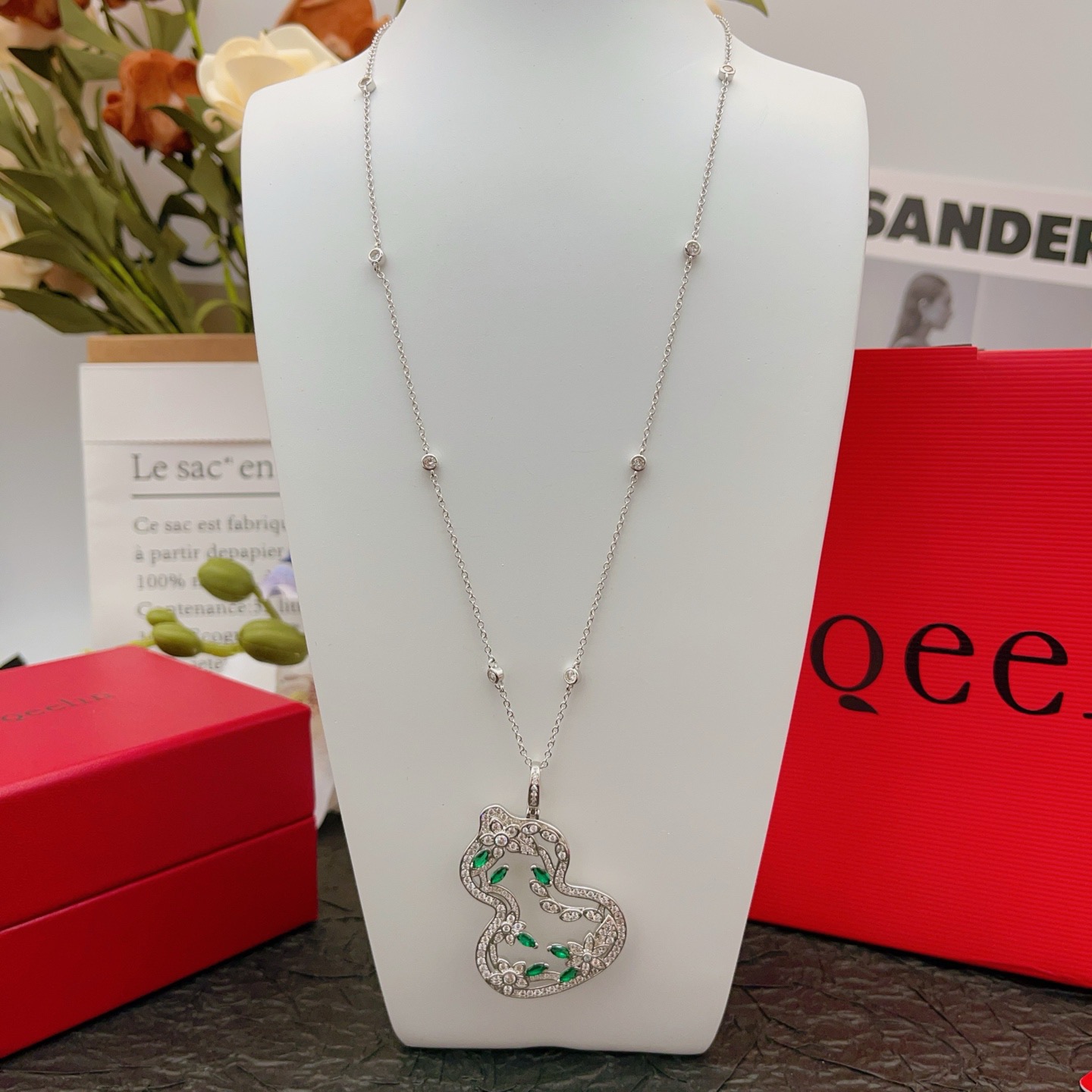 Qeelin Wulu necklace Silver-toned white gold with white diamonds and green gemstones 42cm