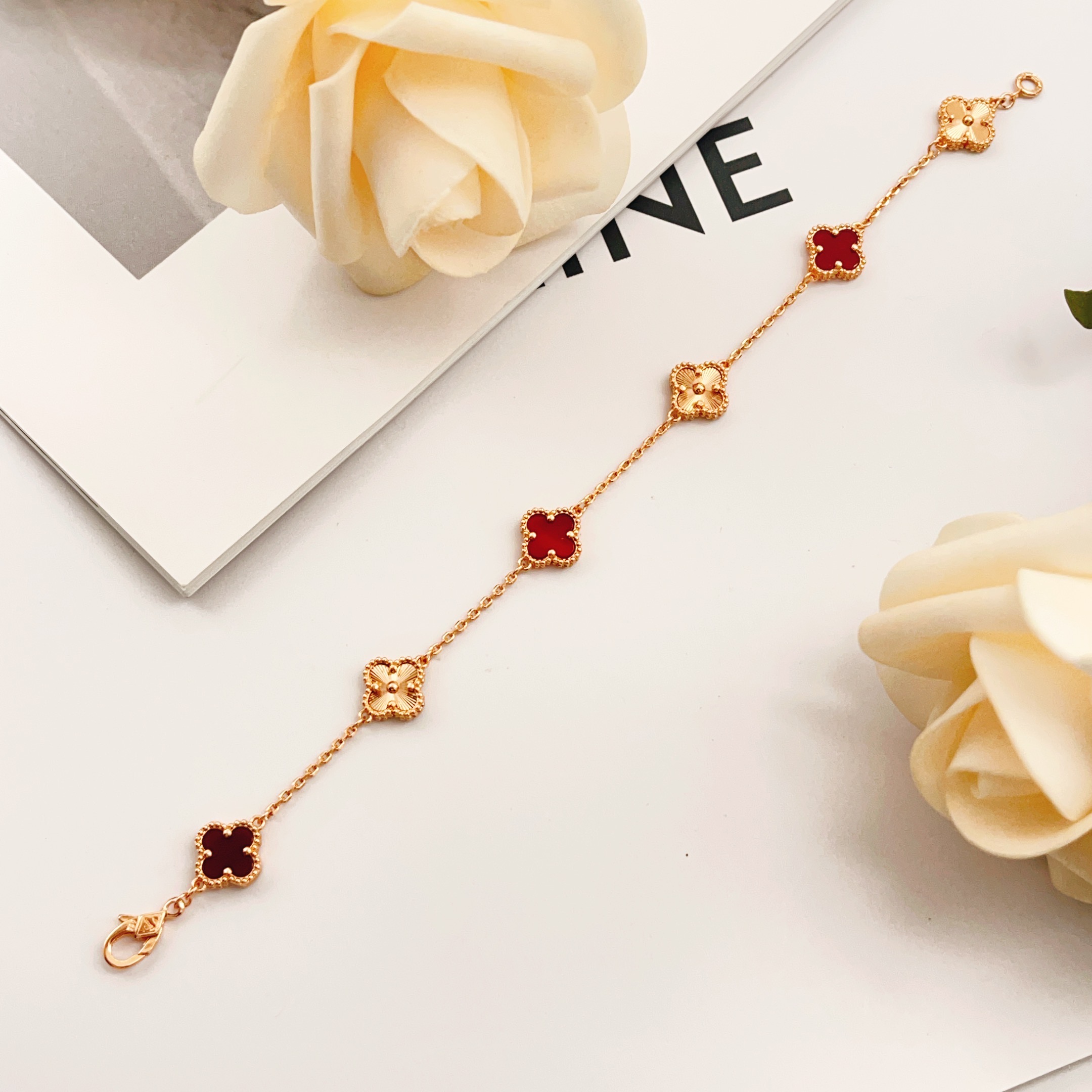 Bracciale Van Cleef Arpels Sweet Alhambra Metallo color oro rosa con corniola rossa e motivi guilloché a trifoglio in oro rosa 16 cm