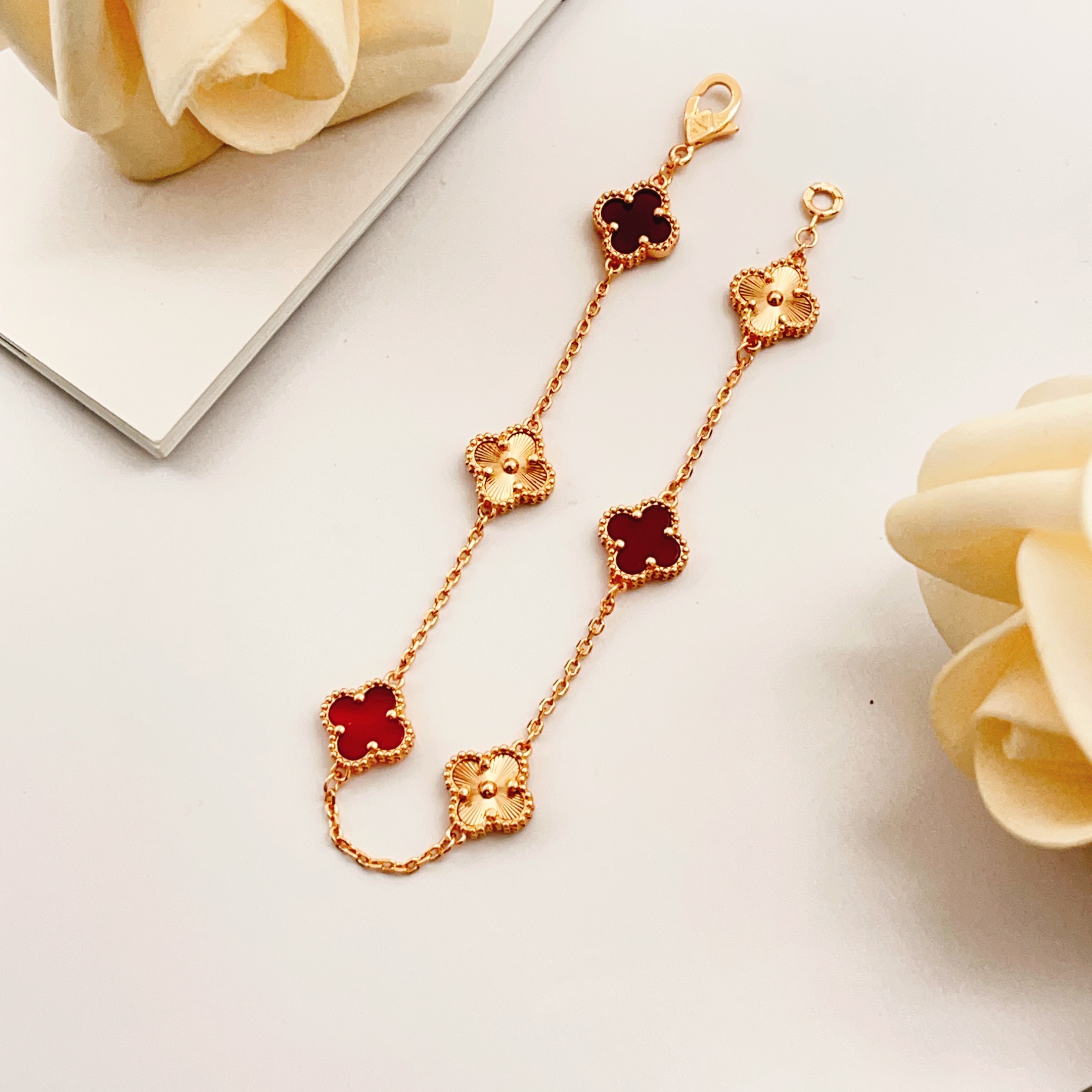 Bracciale Van Cleef Arpels Sweet Alhambra Metallo color oro rosa con corniola rossa e motivi guilloché a trifoglio in oro rosa 16 cm