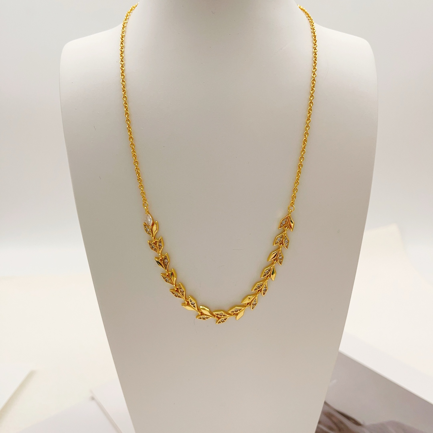 Tiffany Olive Leaf Vine necklace Gold-tone metal with clear diamond-like accent stones 45cm