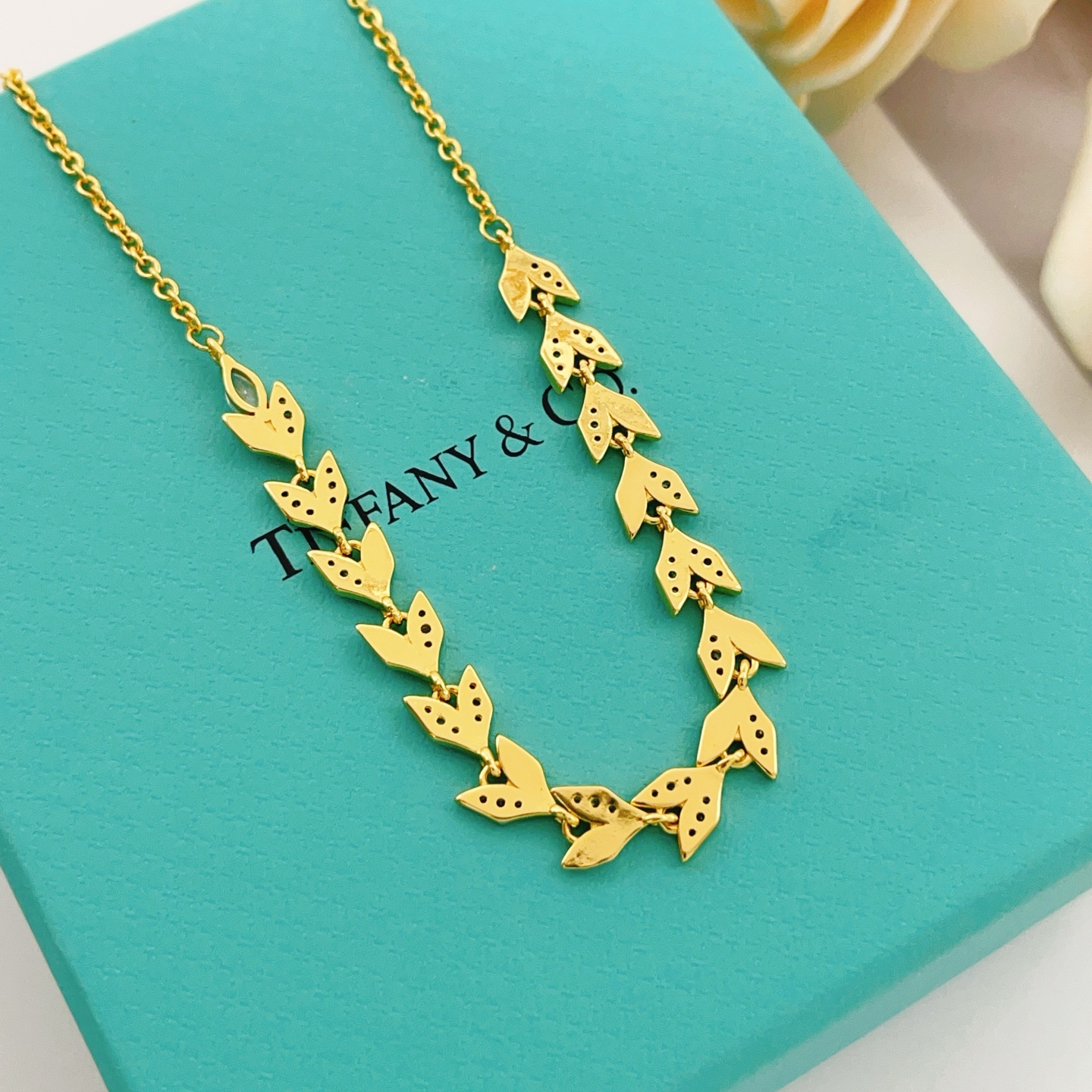 Tiffany Olive Leaf Vine necklace Gold-tone metal with clear diamond-like accent stones 45cm