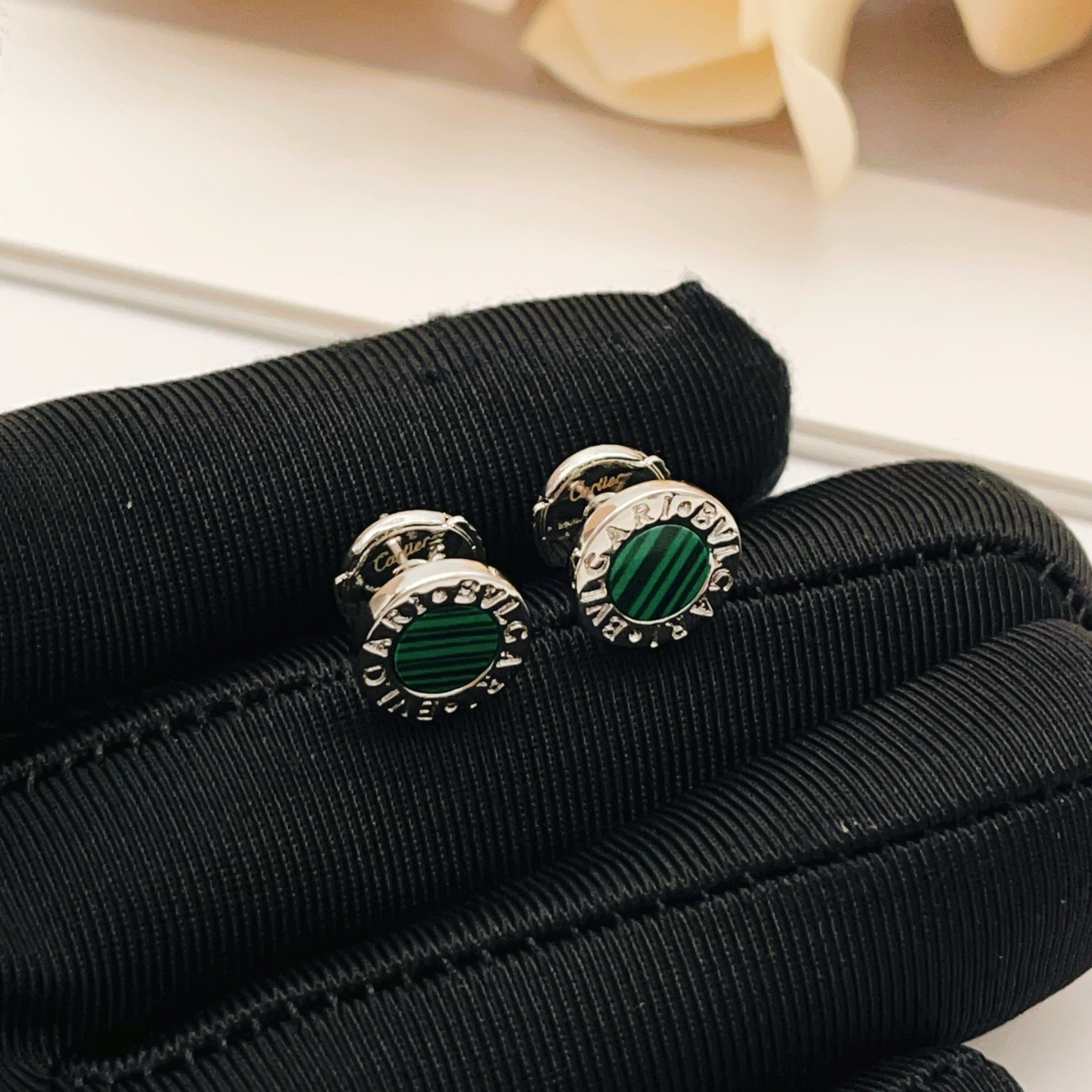 Bvlgari Bvlgari Bvlgari earrings silver-toned metal with green malachite inlay 8mm stud diameter