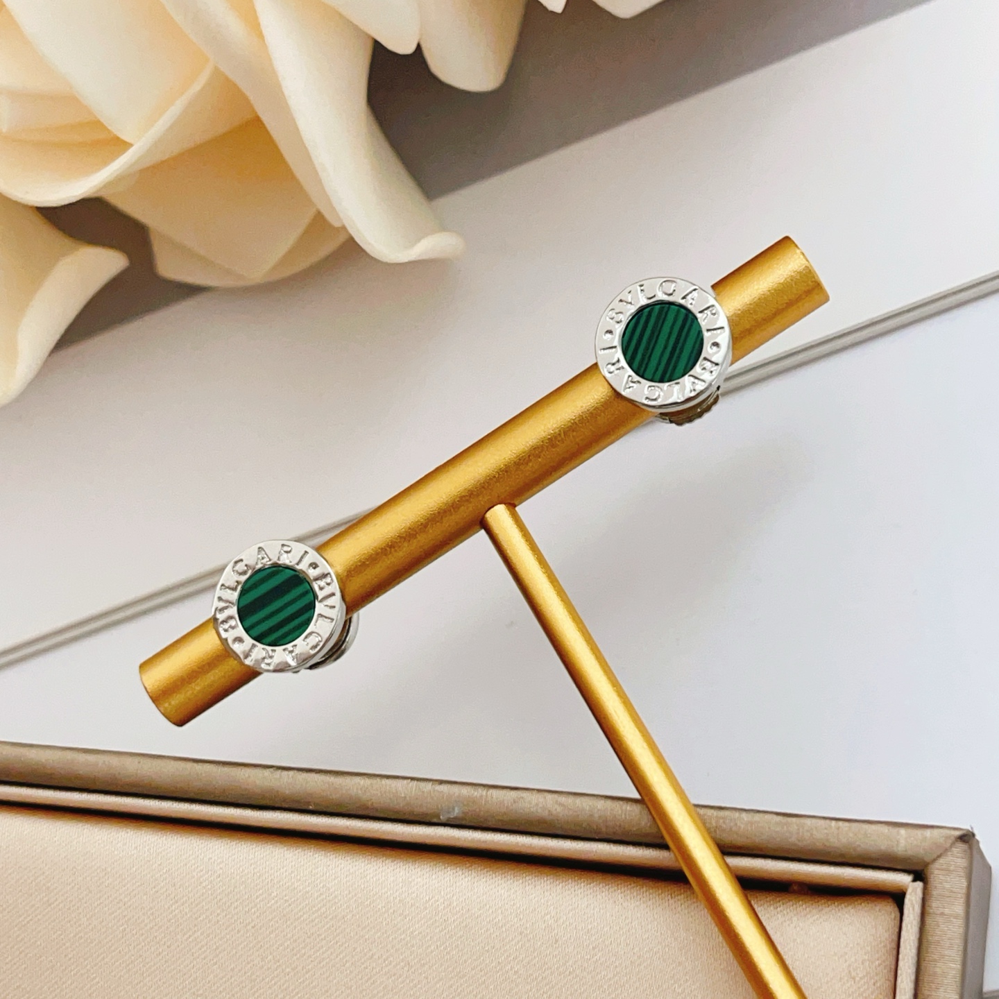 Bvlgari Bvlgari Bvlgari earrings silver-toned metal with green malachite inlay 8mm stud diameter