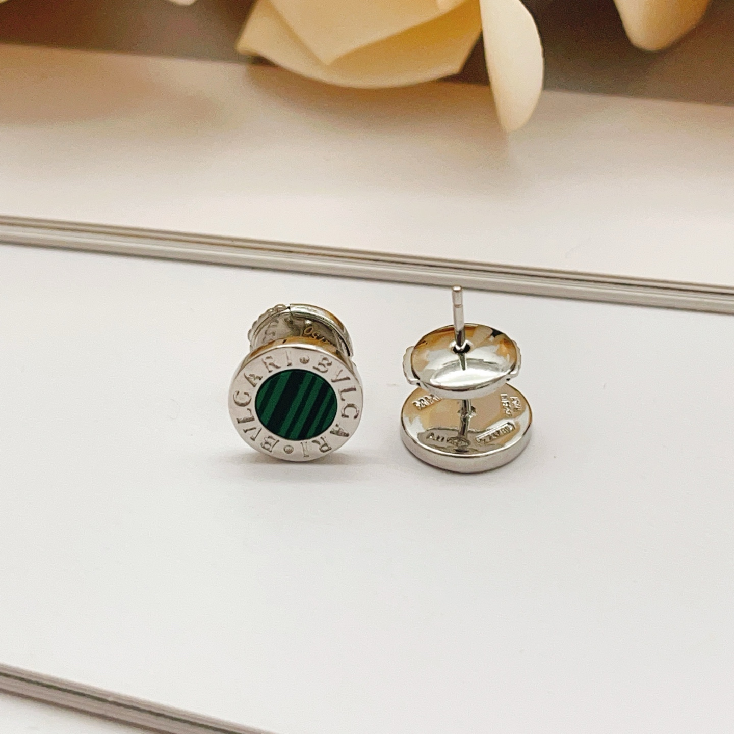 Bvlgari Bvlgari Bvlgari earrings silver-toned metal with green malachite inlay 8mm stud diameter
