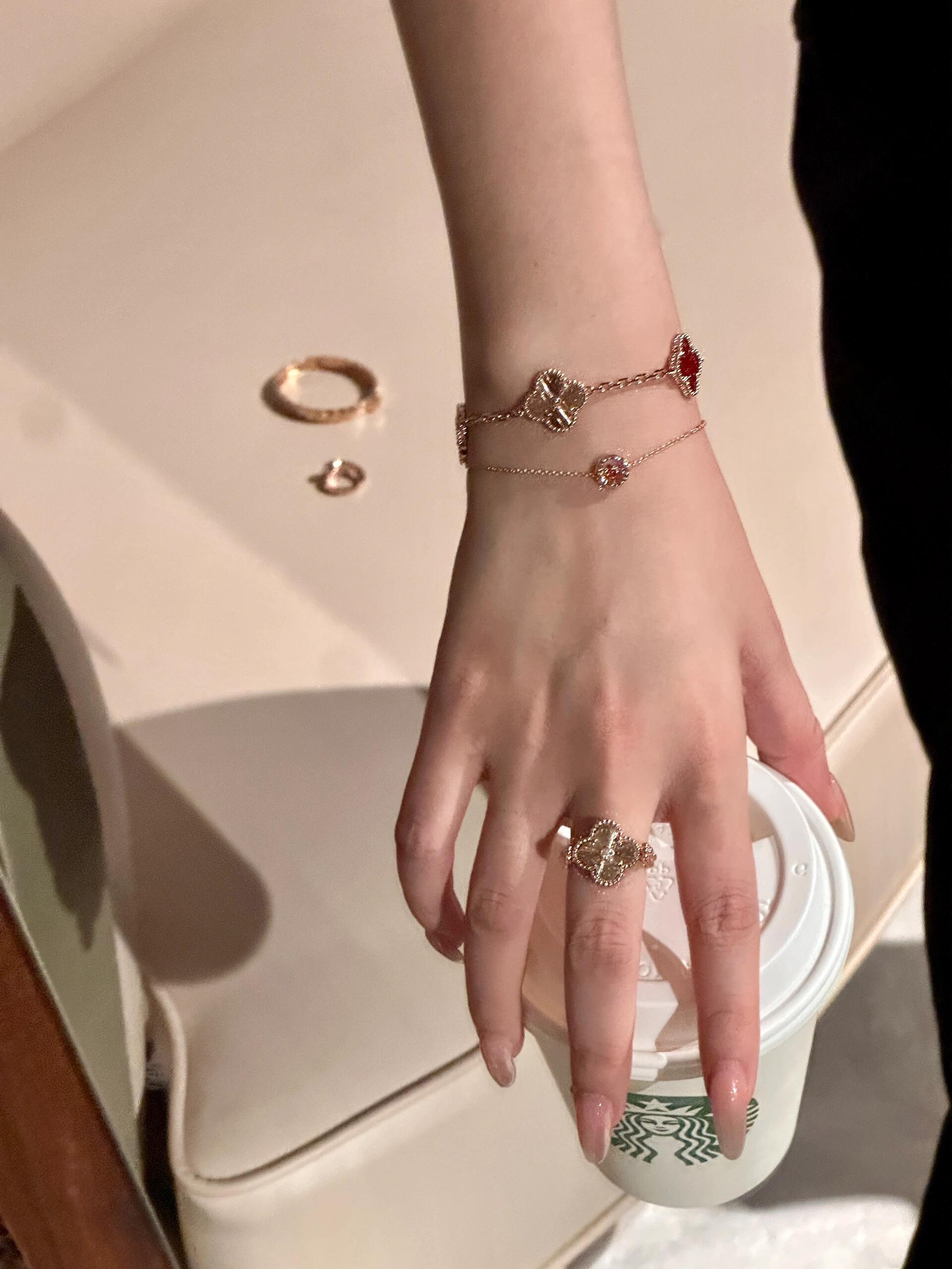 Bracciale Van Cleef Arpels Alhambra Oro rosa con motivi di trifoglio rosso corniola e guilloché in oro rosa 18 cm