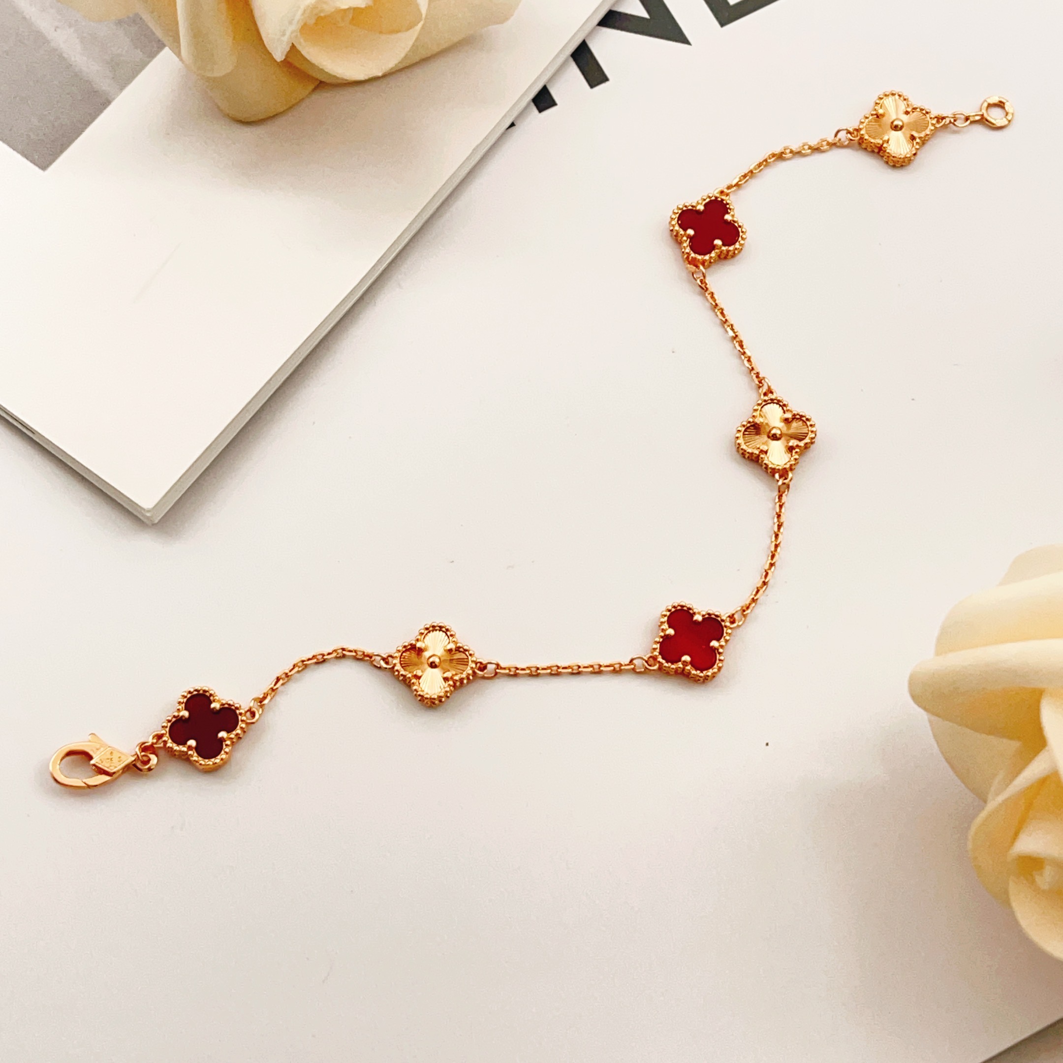Bracciale Van Cleef Arpels Alhambra Oro rosa con motivi di trifoglio rosso corniola e guilloché in oro rosa 18 cm