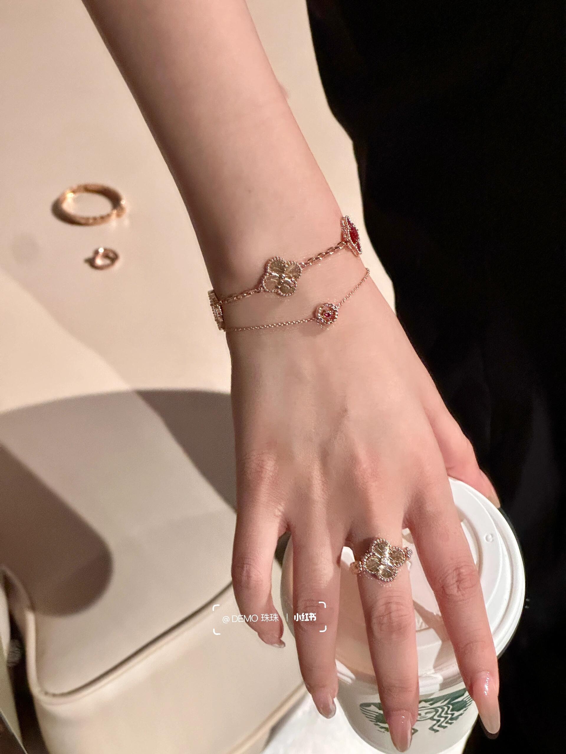 Bracciale Van Cleef Arpels Alhambra Oro rosa con motivi di trifoglio rosso corniola e guilloché in oro rosa 18 cm