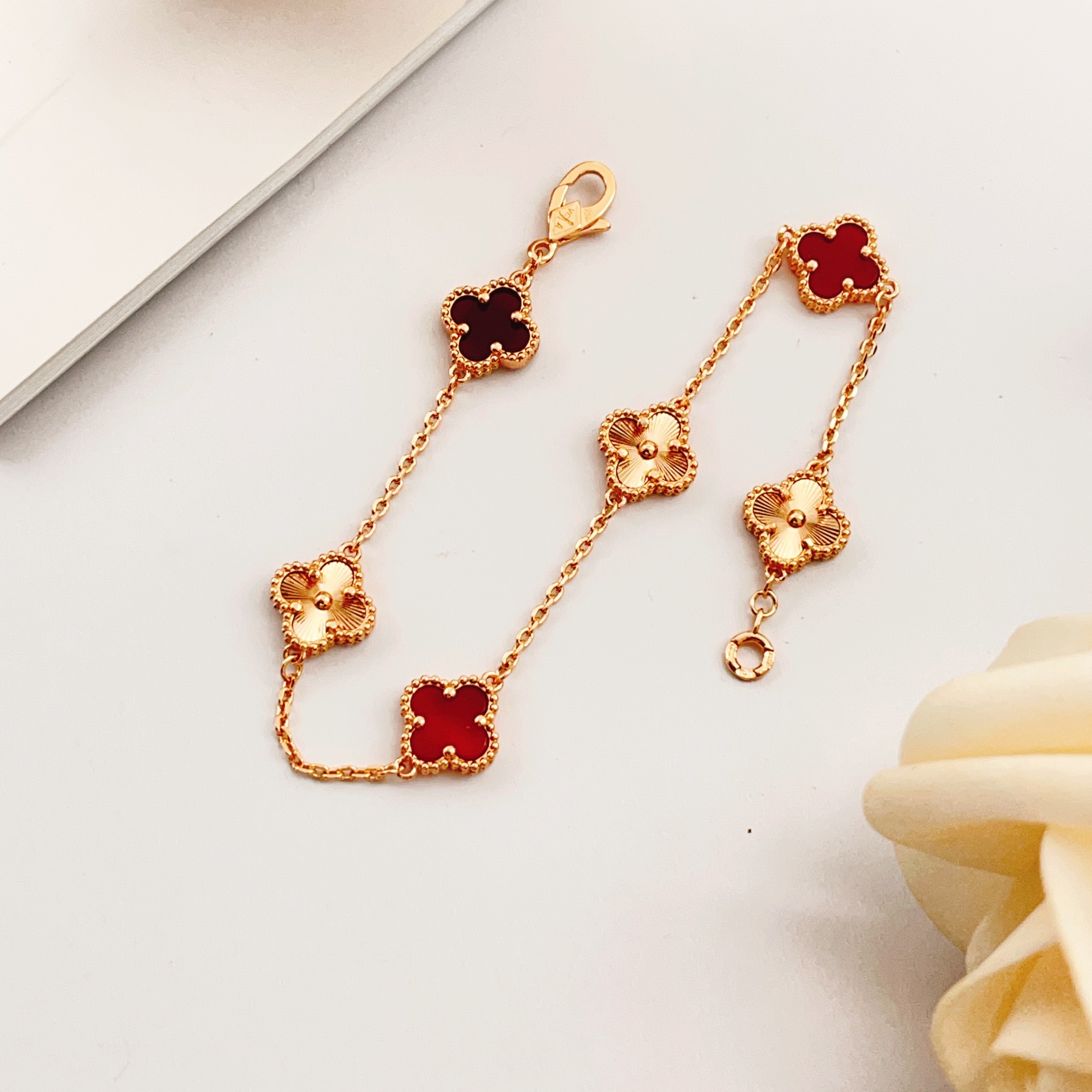 Bracciale Van Cleef Arpels Alhambra Oro rosa con motivi di trifoglio rosso corniola e guilloché in oro rosa 18 cm