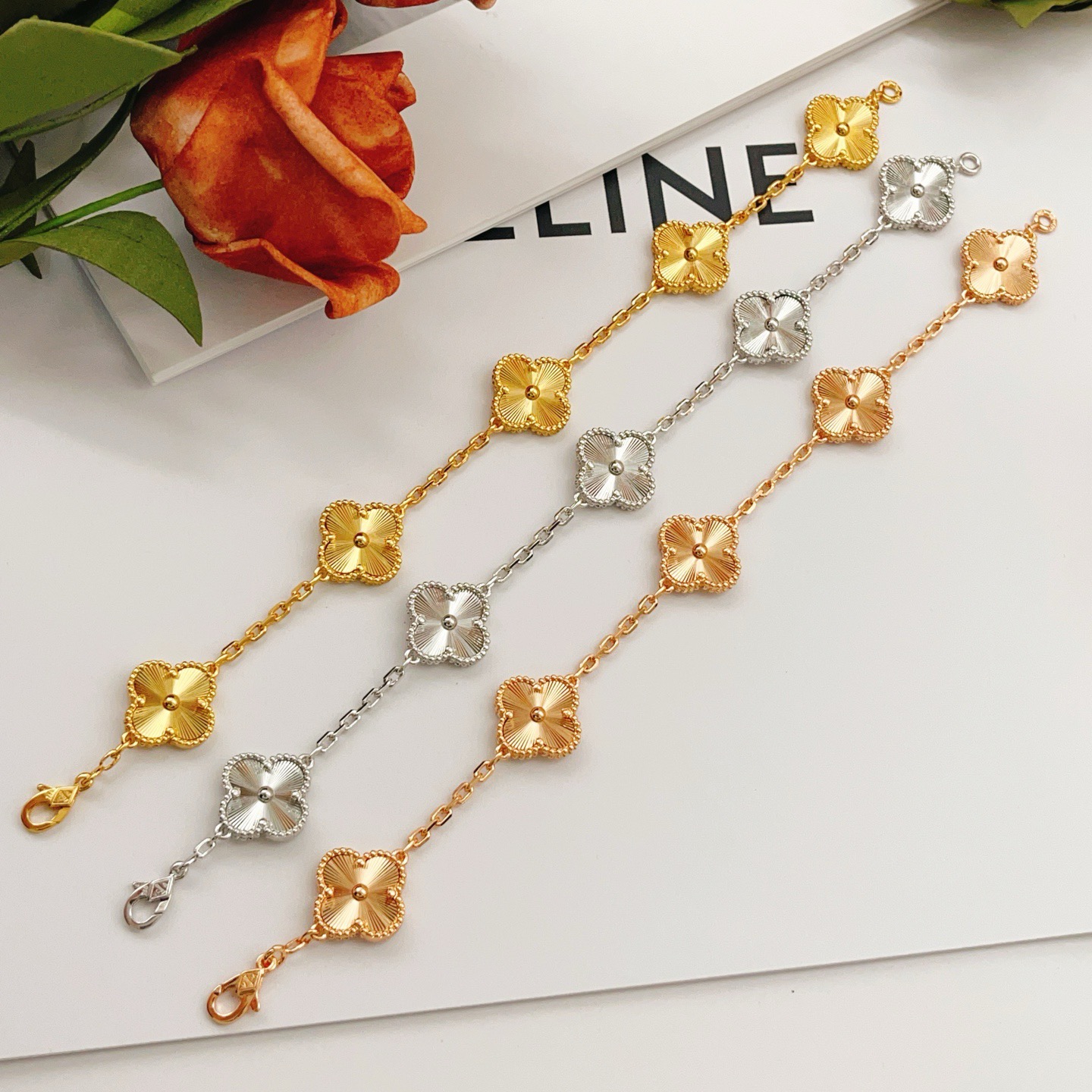 Bracciale Van Cleef Arpels Vintage Alhambra in oro giallo 18 carati con motivi quadrifoglio incisi guilloché 18 cm