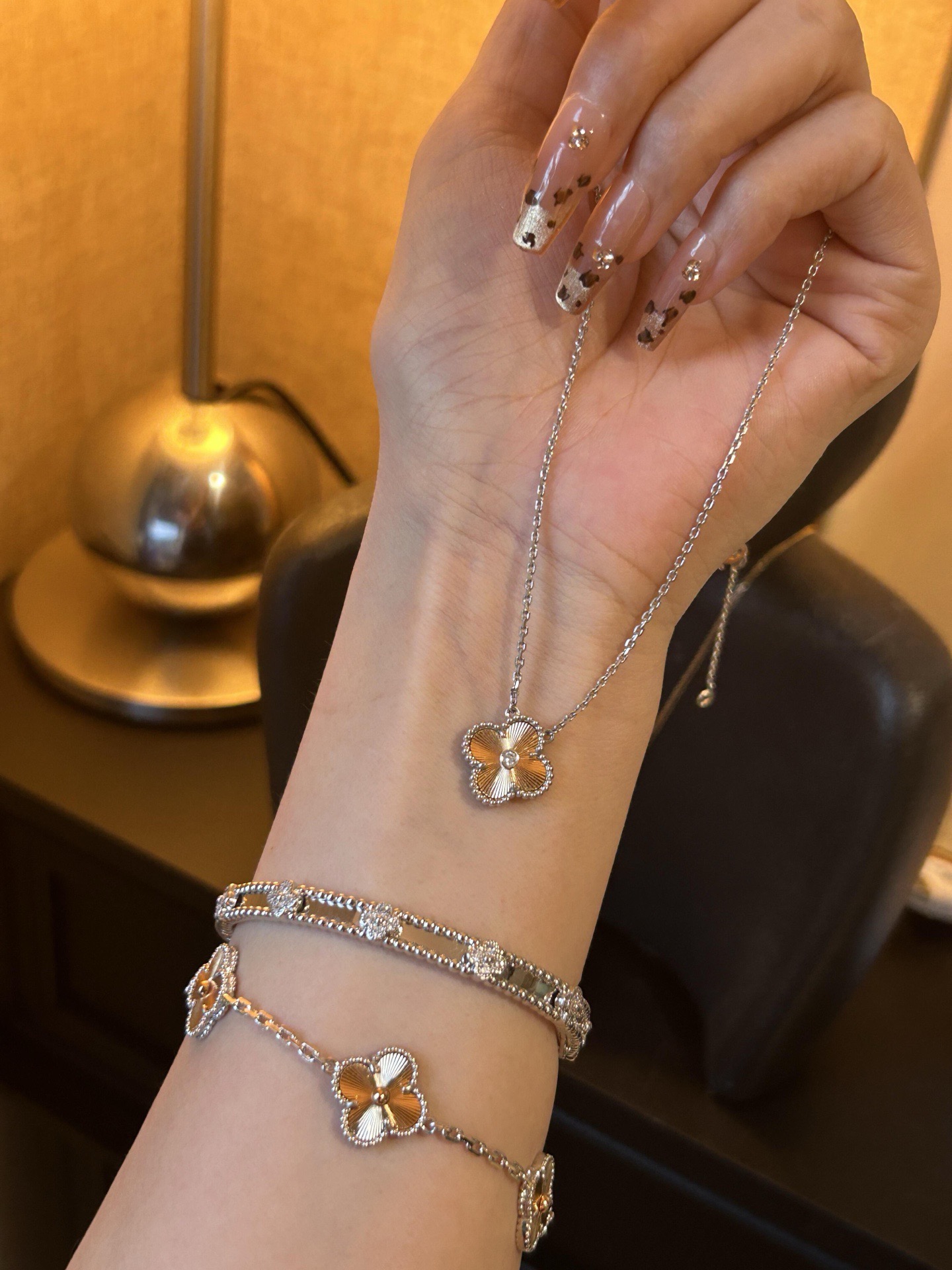 Bracciale Van Cleef Arpels Vintage Alhambra in oro giallo 18 carati con motivi quadrifoglio incisi guilloché 18 cm