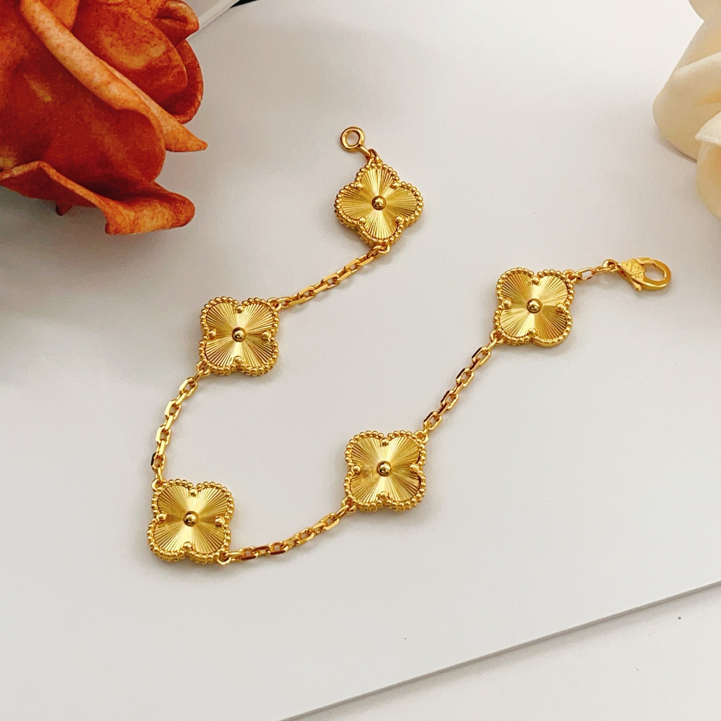 Bracciale Van Cleef Arpels Vintage Alhambra in oro giallo 18 carati con motivi quadrifoglio incisi guilloché 18 cm