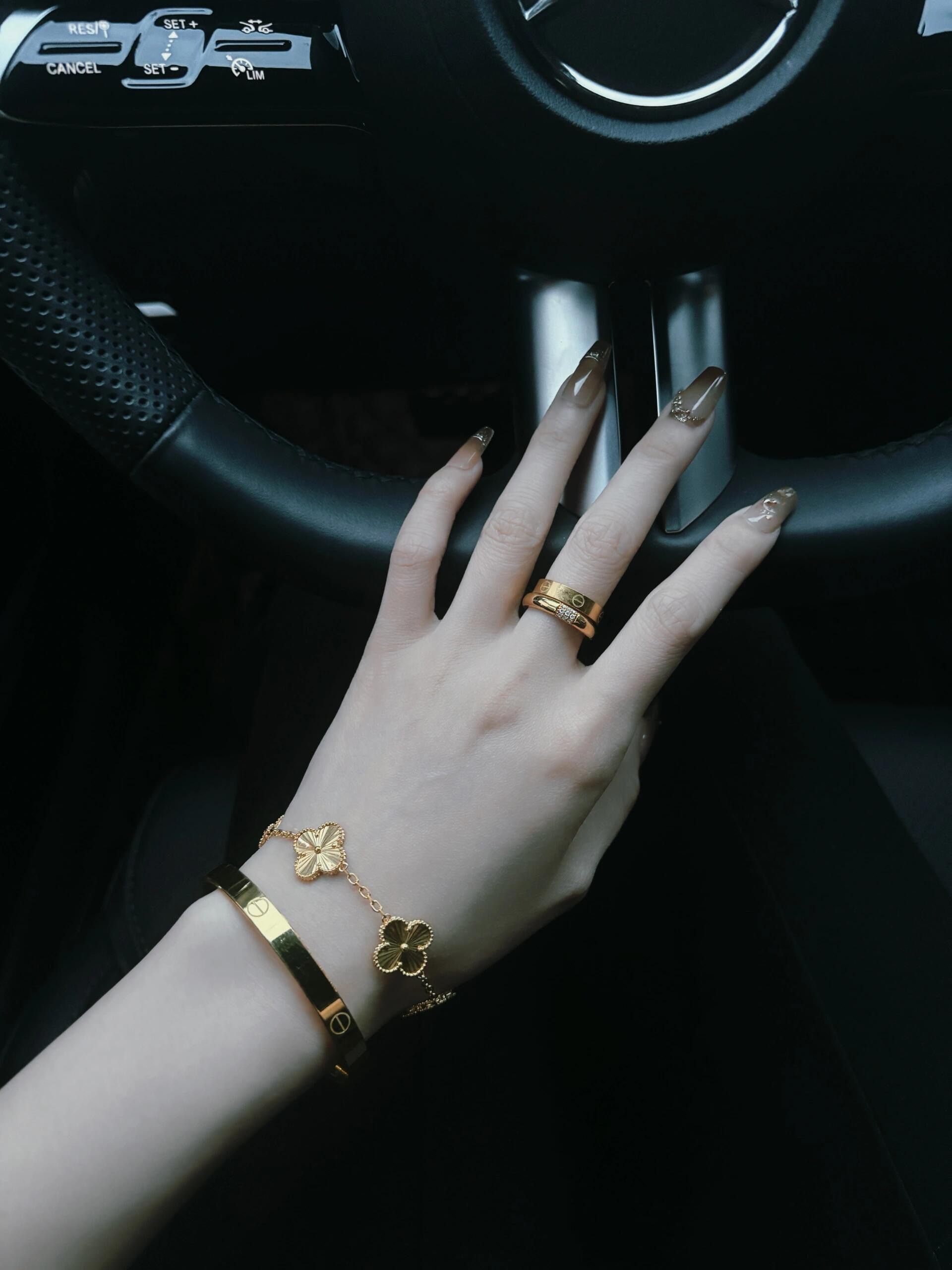 Bracciale Van Cleef Arpels Vintage Alhambra in oro giallo 18 carati con motivi quadrifoglio incisi guilloché 18 cm