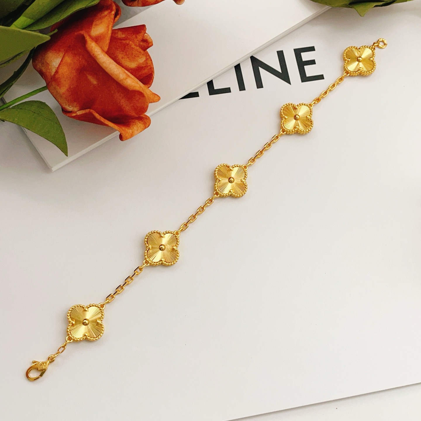 Bracciale Van Cleef Arpels Vintage Alhambra in oro giallo 18 carati con motivi quadrifoglio incisi guilloché 18 cm