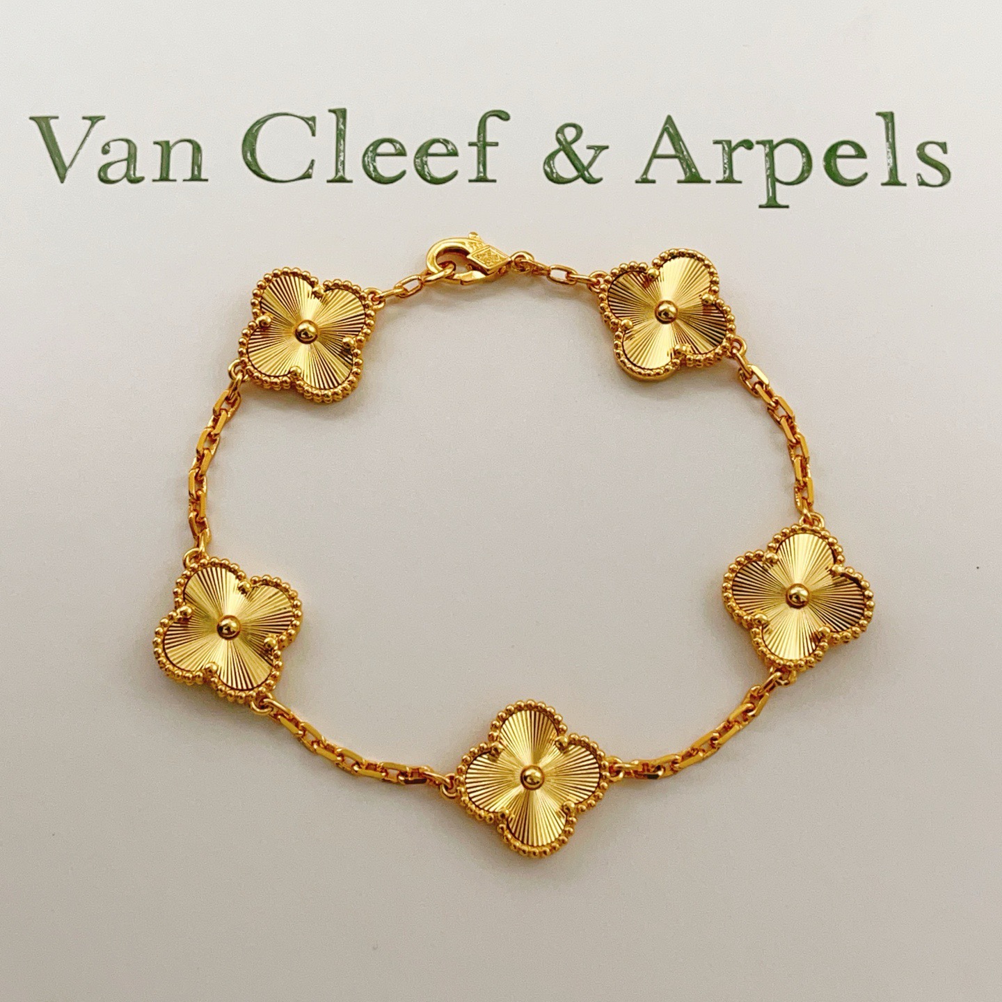 Bracciale Van Cleef Arpels Vintage Alhambra in oro giallo 18 carati con motivi quadrifoglio incisi guilloché 18 cm
