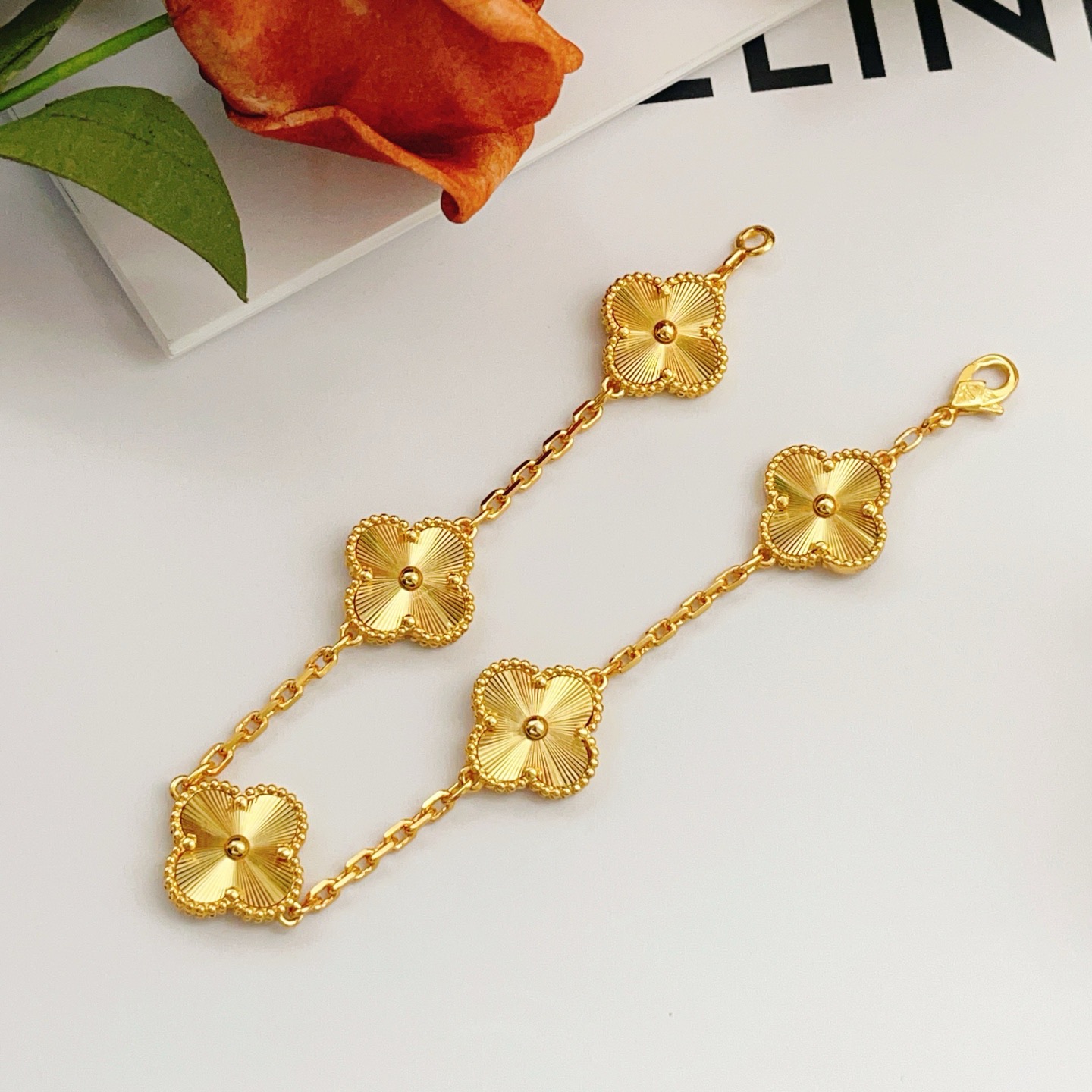 Bracciale Van Cleef Arpels Vintage Alhambra in oro giallo 18 carati con motivi quadrifoglio incisi guilloché 18 cm