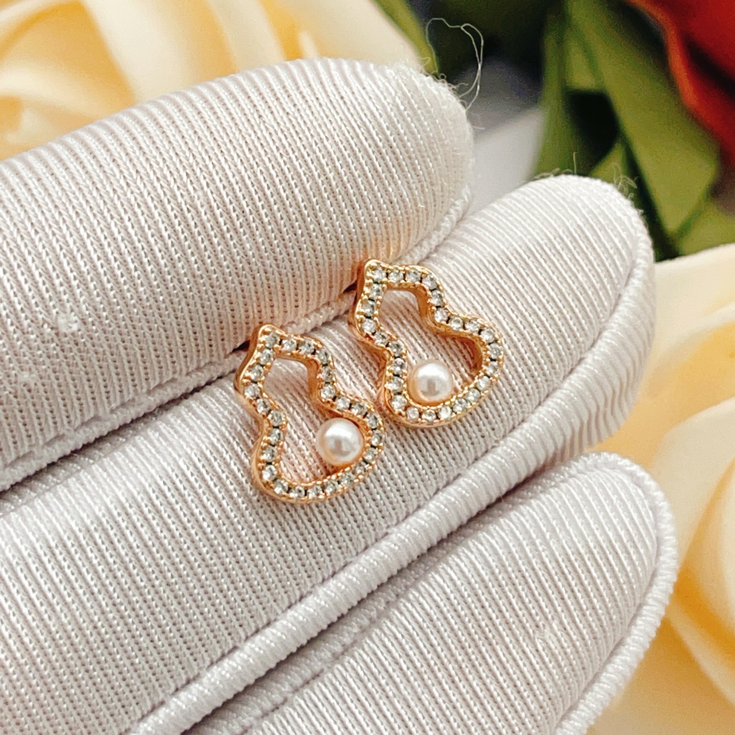 Qeelin Wulu earrings Rose gold metal with clear diamond accents and white freshwater pearls 1cm stud length