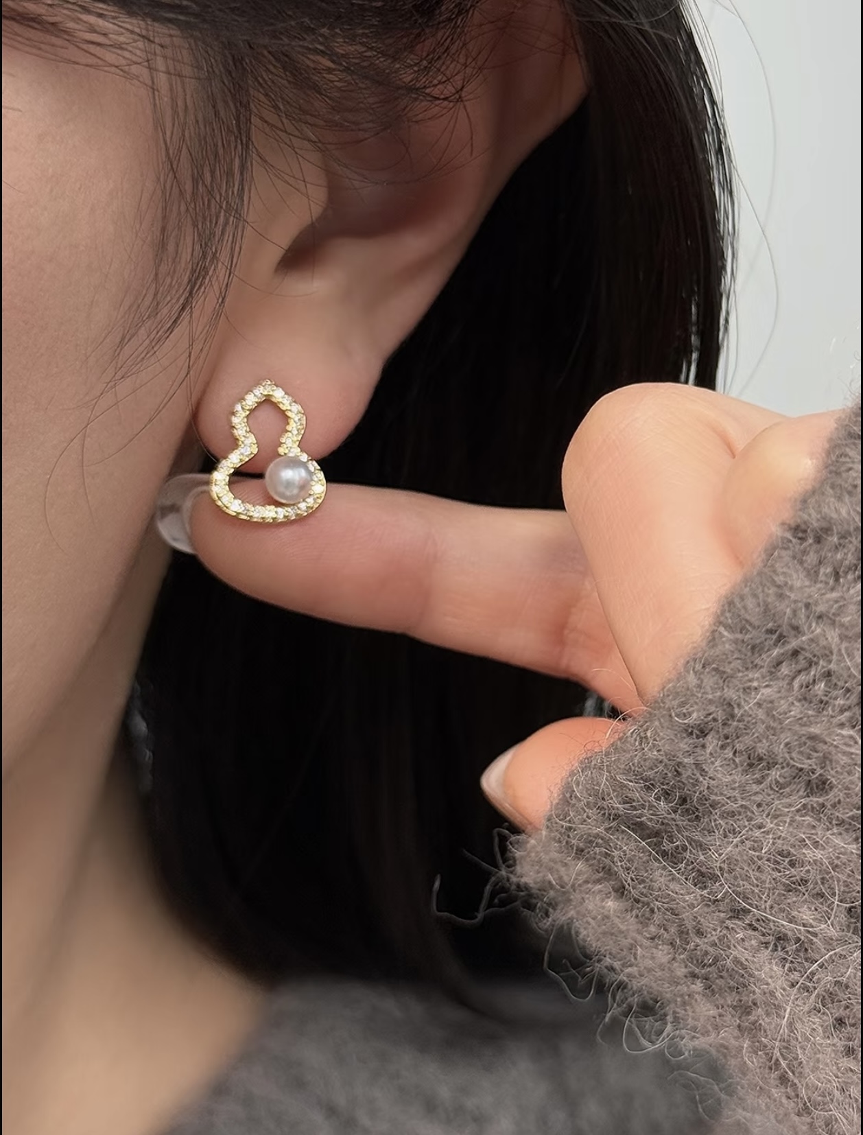 Qeelin Wulu earrings Rose gold metal with clear diamond accents and white freshwater pearls 1cm stud length