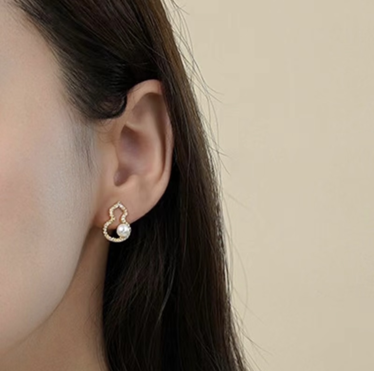 Qeelin Wulu earrings Rose gold metal with clear diamond accents and white freshwater pearls 1cm stud length