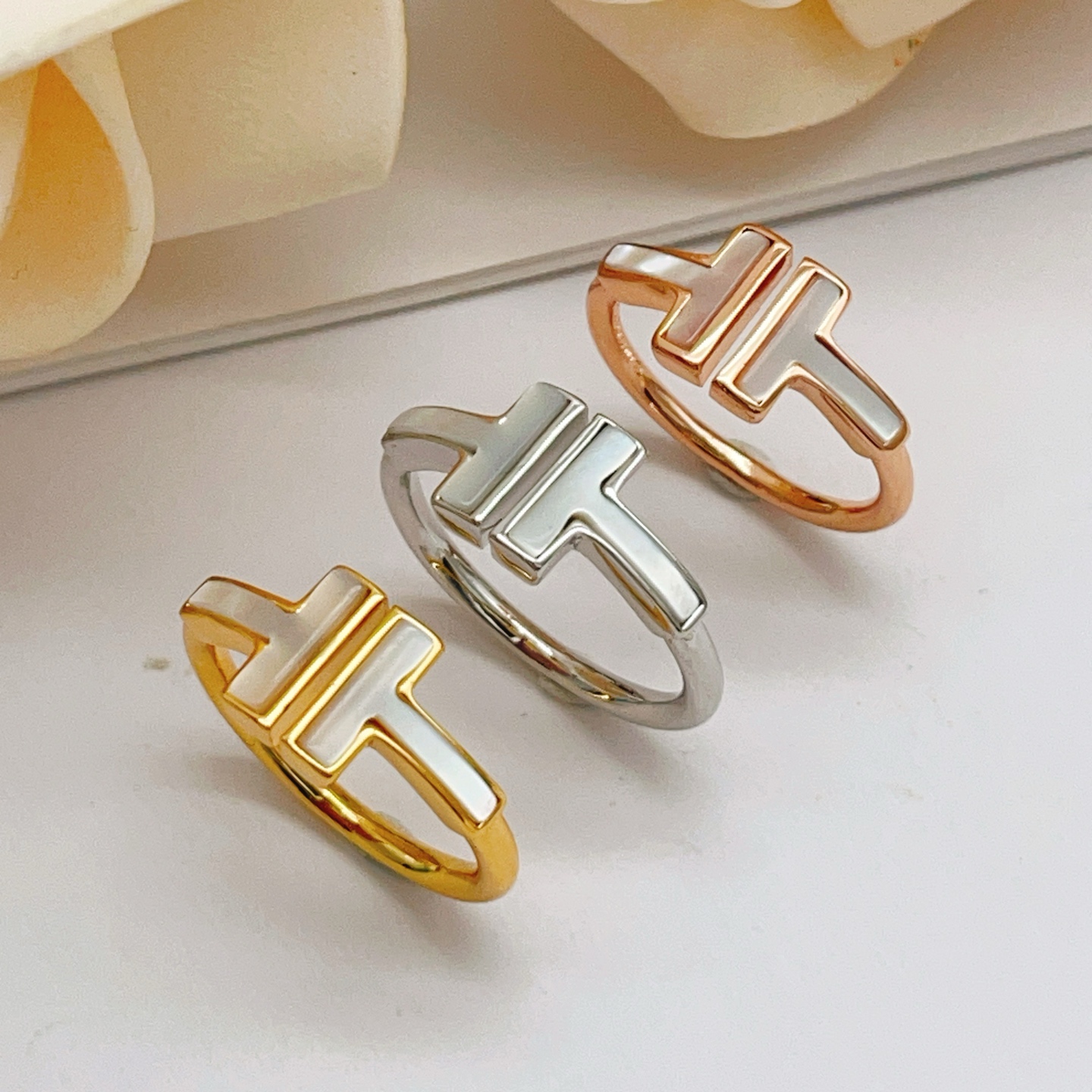 Tiffany T Wire ring silver metal with white mother-of-pearl inlay US 7