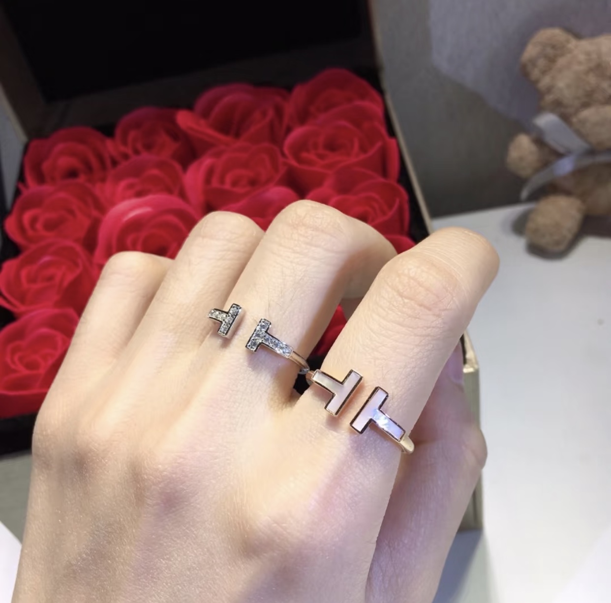 Tiffany T Wire ring silver metal with white mother-of-pearl inlay US 7