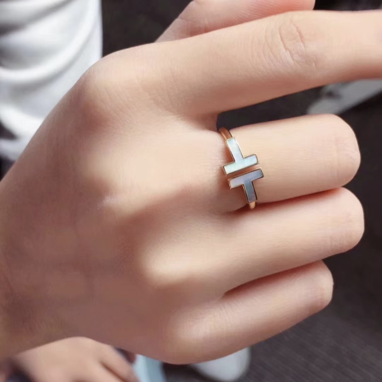 Tiffany T Wire ring silver metal with white mother-of-pearl inlay US 7