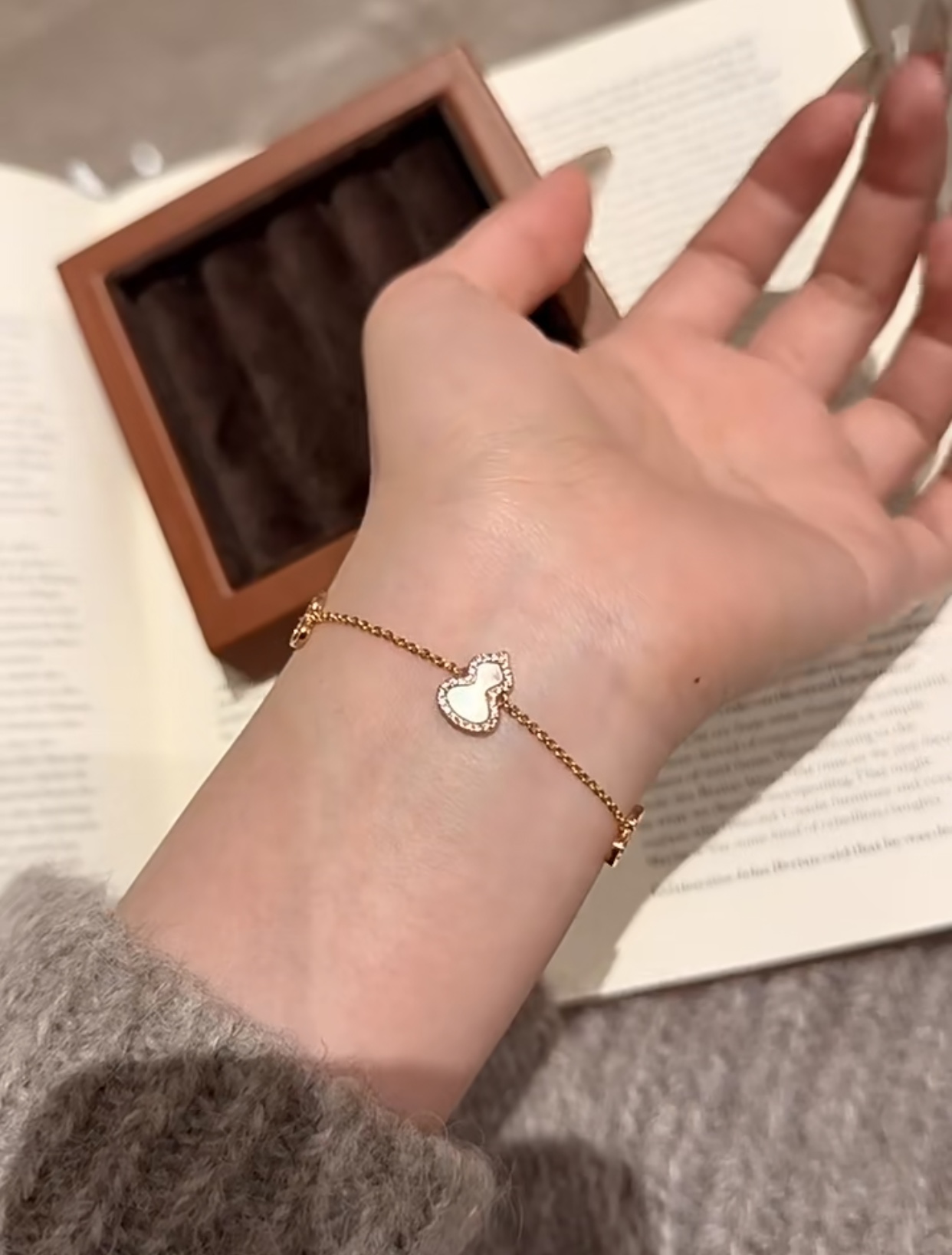 Qeelin Wulu bracelet 18k rose gold white mother-of-pearl clear diamond 18cm