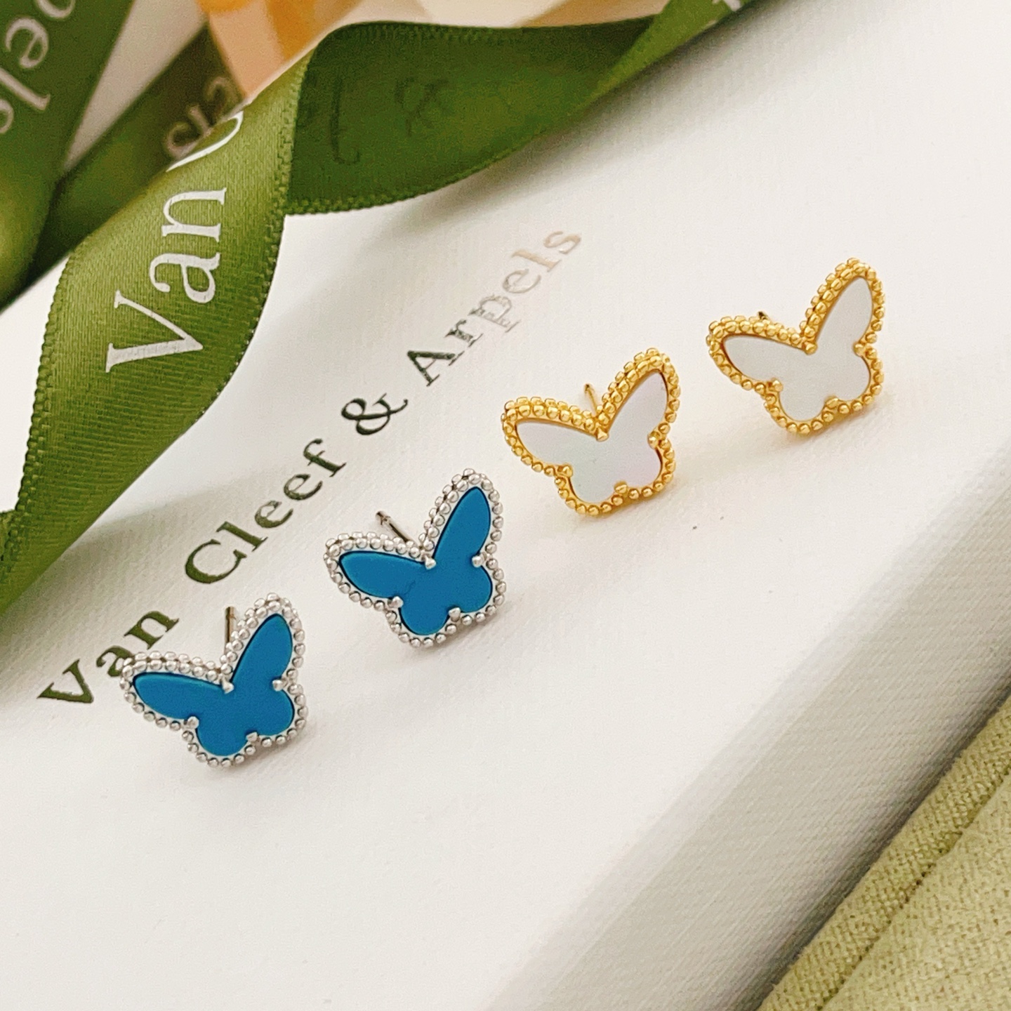 Orecchini Van Cleef Arpels Sweet Alhambra Butterfly Oro giallo con madreperla bianca 9,5 mm di larghezza per orecchino