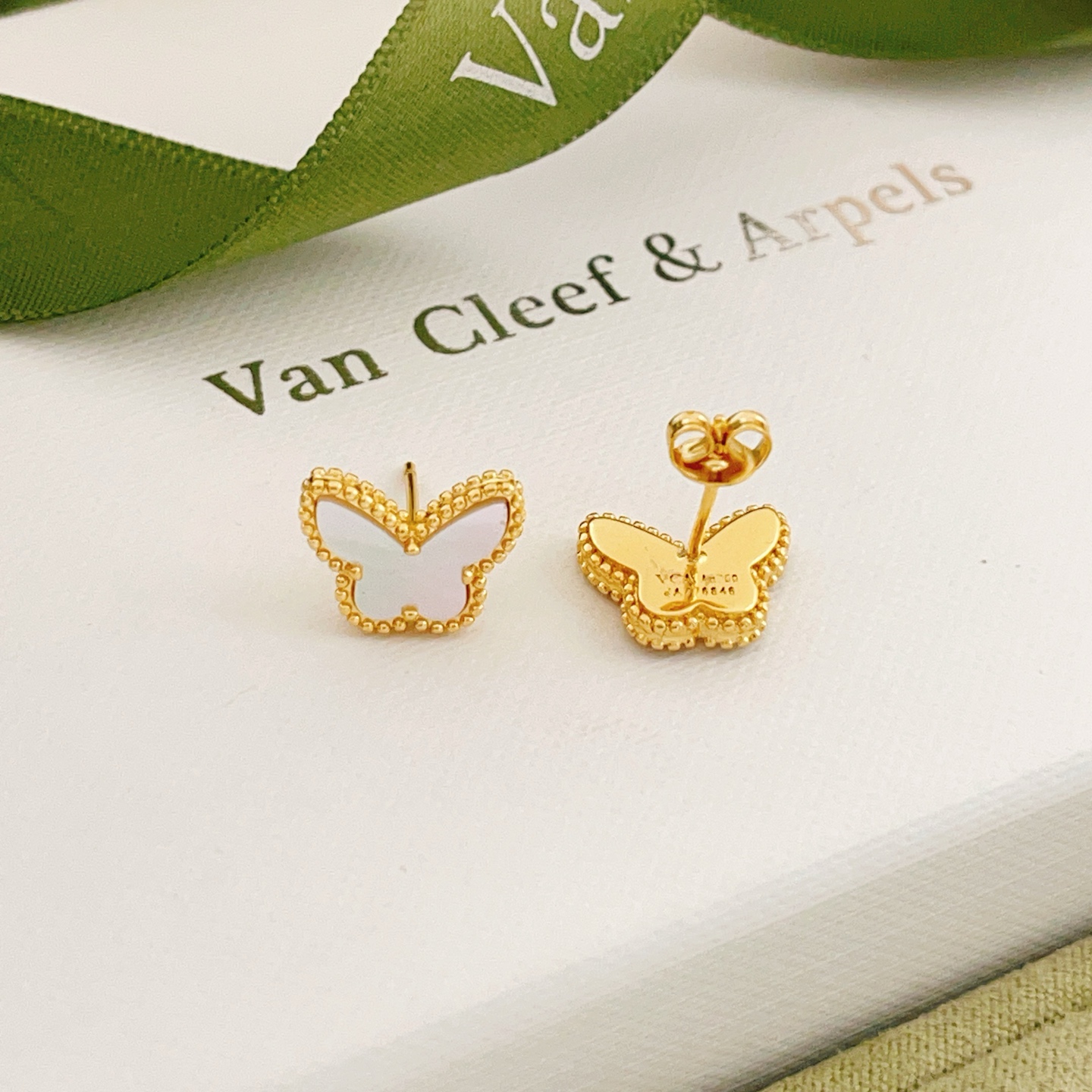 Orecchini Van Cleef Arpels Sweet Alhambra Butterfly Oro giallo con madreperla bianca 9,5 mm di larghezza per orecchino