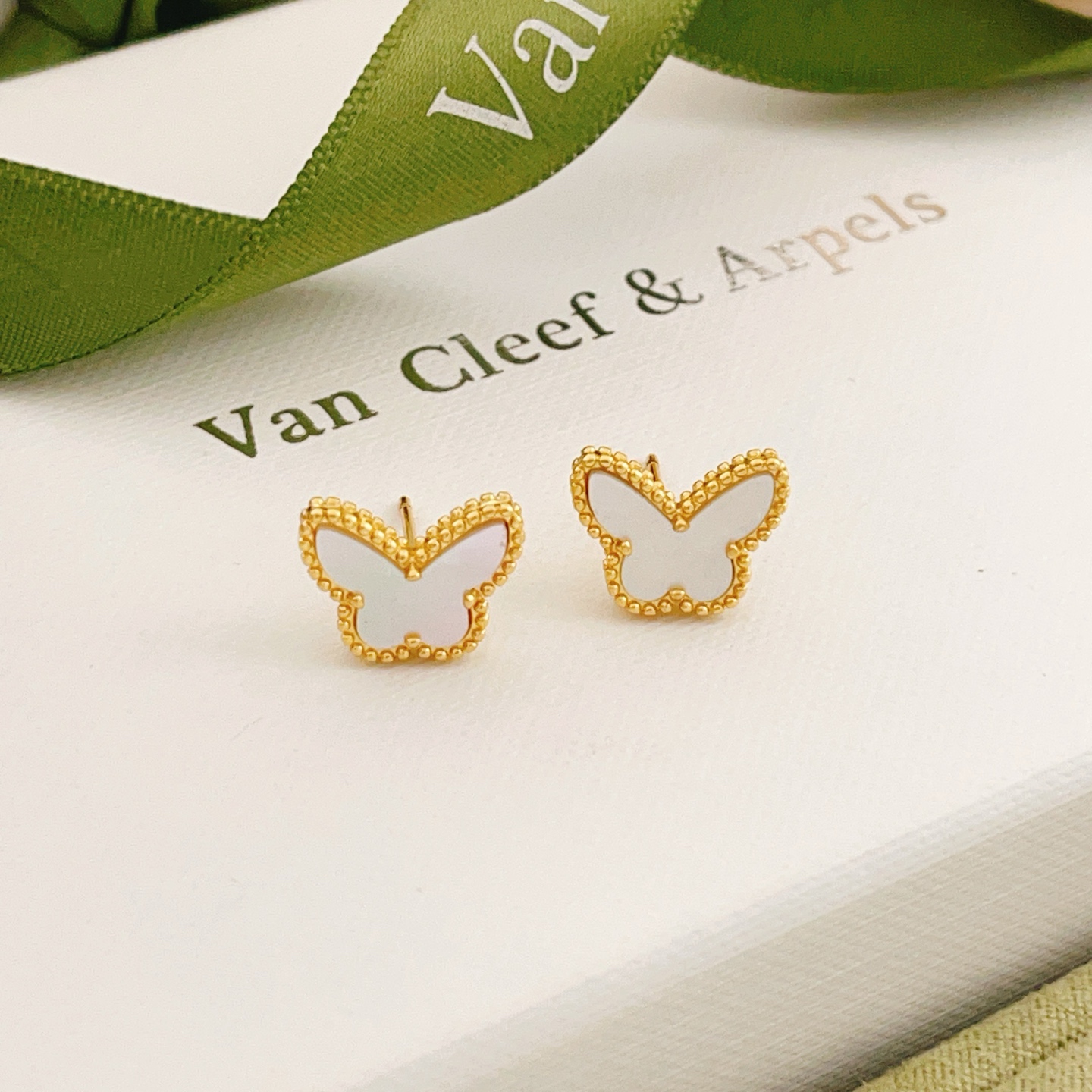 Orecchini Van Cleef Arpels Sweet Alhambra Butterfly Oro giallo con madreperla bianca 9,5 mm di larghezza per orecchino