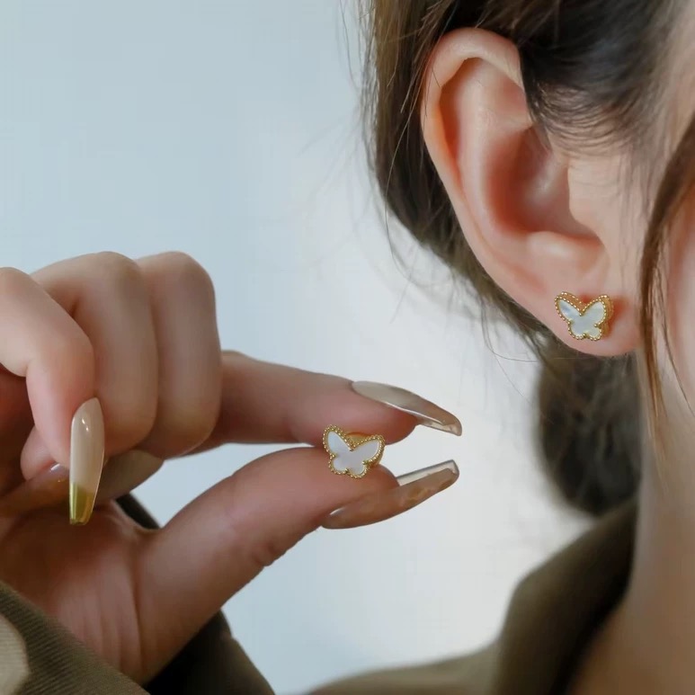 Orecchini Van Cleef Arpels Sweet Alhambra Butterfly Oro giallo con madreperla bianca 9,5 mm di larghezza per orecchino