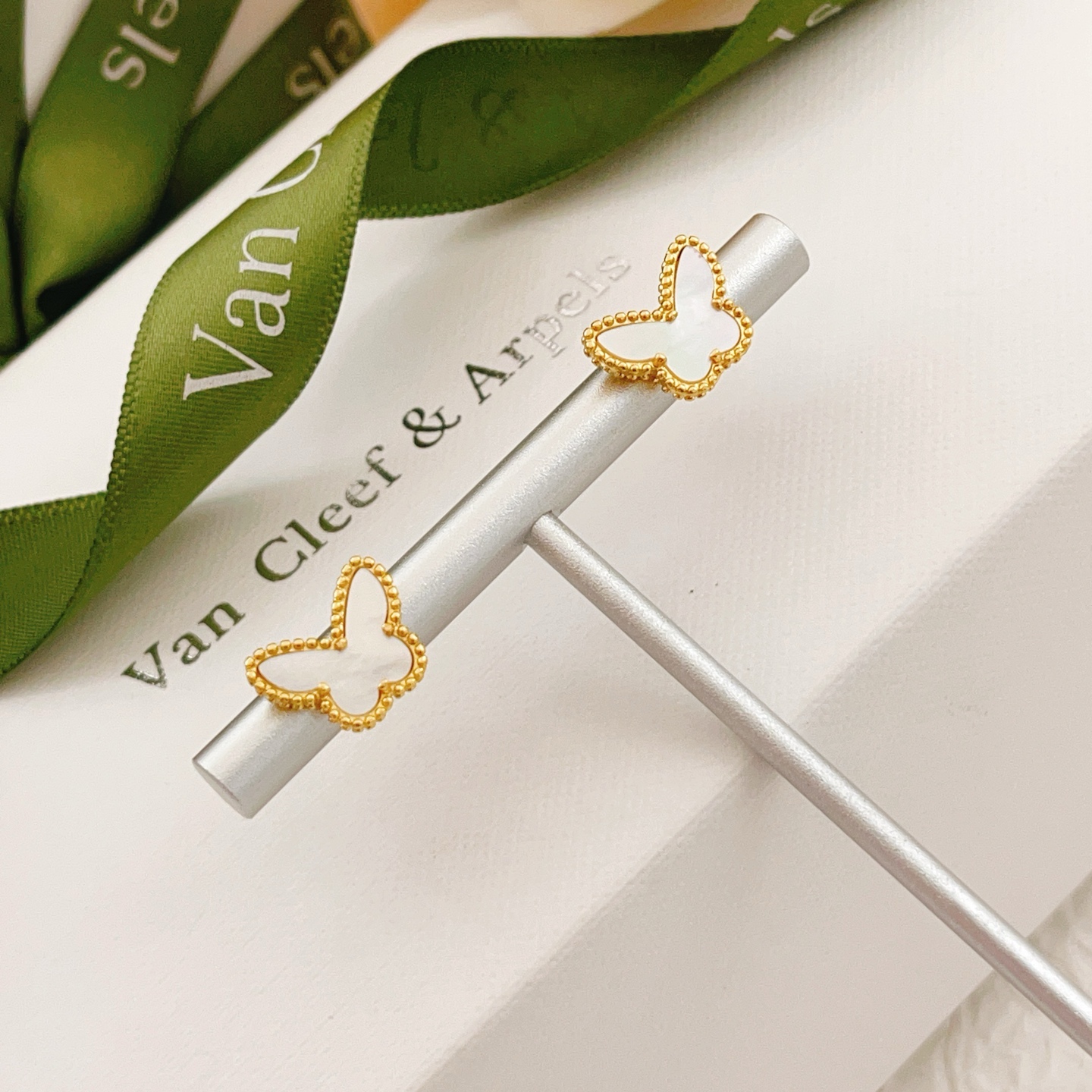 Orecchini Van Cleef Arpels Sweet Alhambra Butterfly Oro giallo con madreperla bianca 9,5 mm di larghezza per orecchino