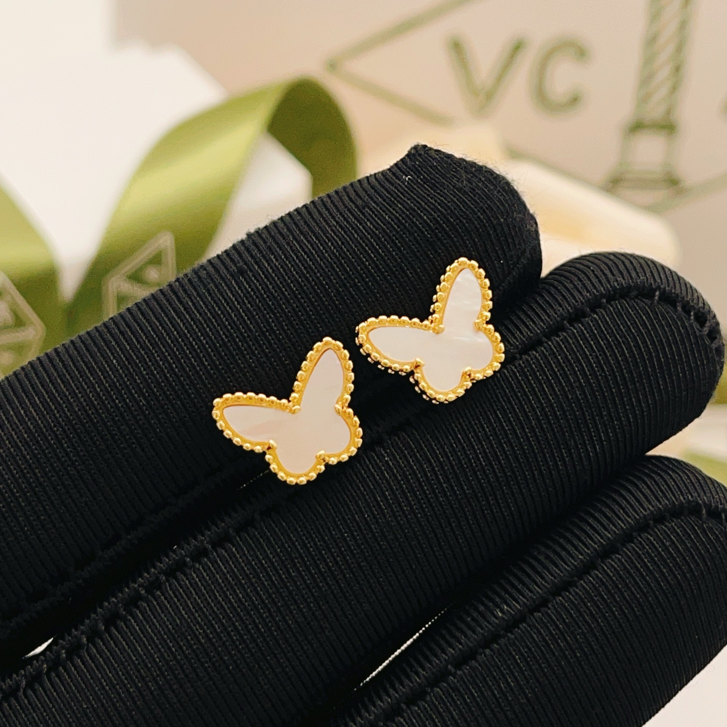 Orecchini Van Cleef Arpels Sweet Alhambra Butterfly Oro giallo con madreperla bianca 9,5 mm di larghezza per orecchino