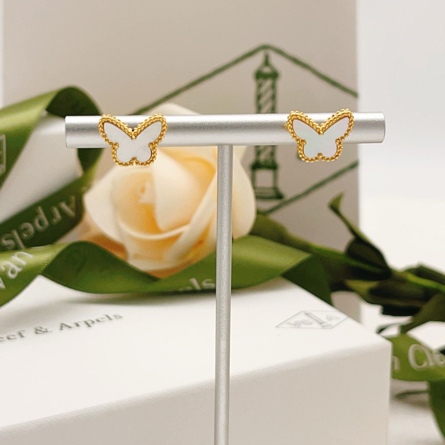 Orecchini Van Cleef Arpels Sweet Alhambra Butterfly Oro giallo con madreperla bianca 9,5 mm di larghezza per orecchino