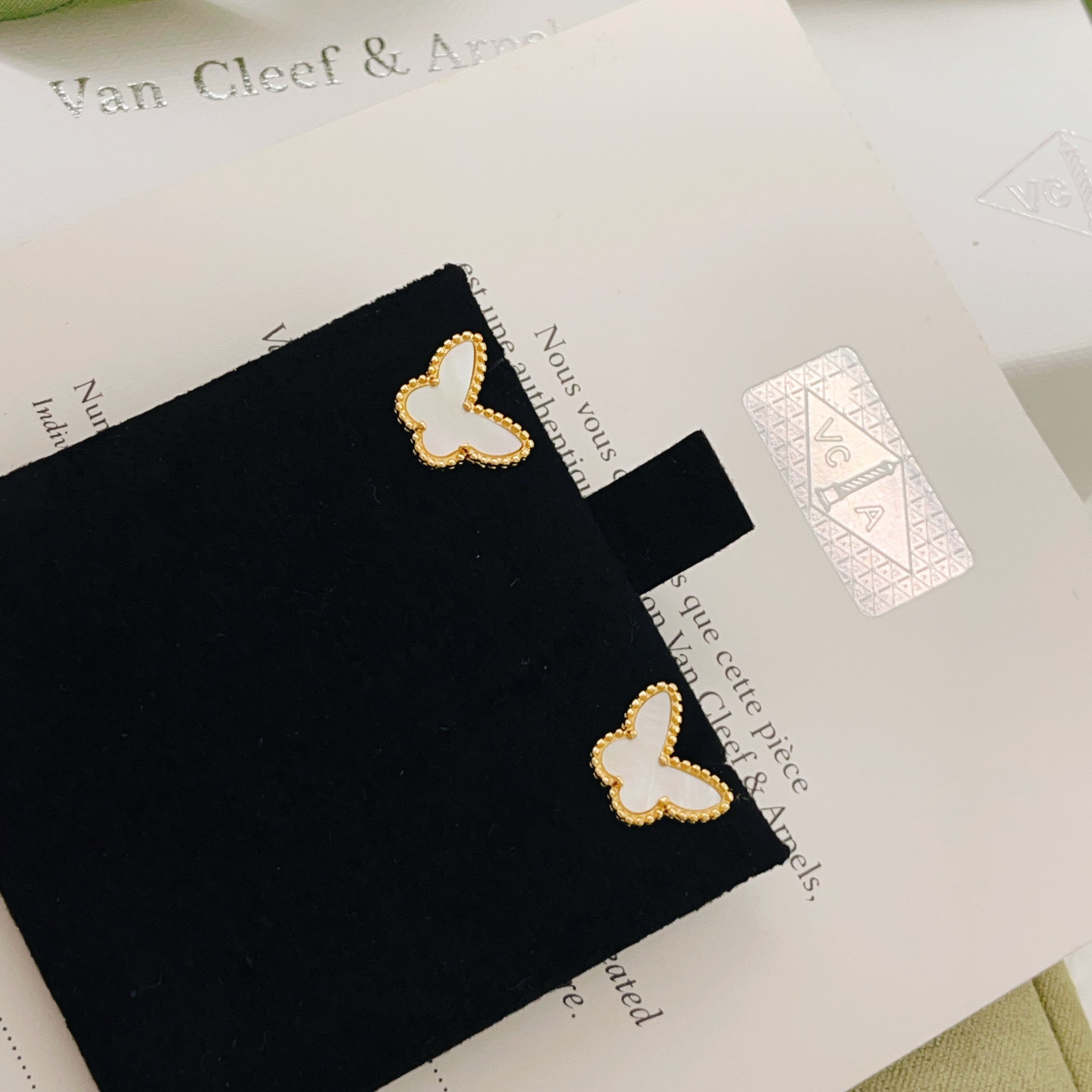 Orecchini Van Cleef Arpels Sweet Alhambra Butterfly Oro giallo con madreperla bianca 9,5 mm di larghezza per orecchino