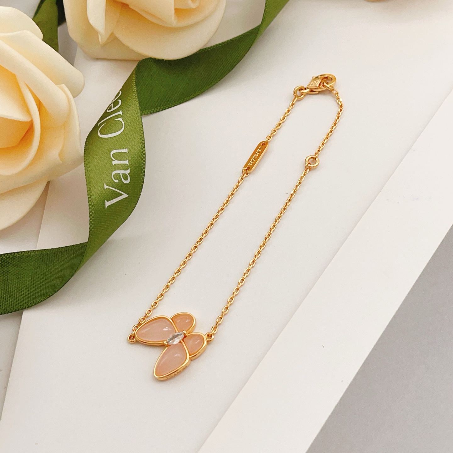 Bracciale Van Cleef Arpels Two Butterfly in oro giallo 18 carati con opale rosa e diamante 17 cm