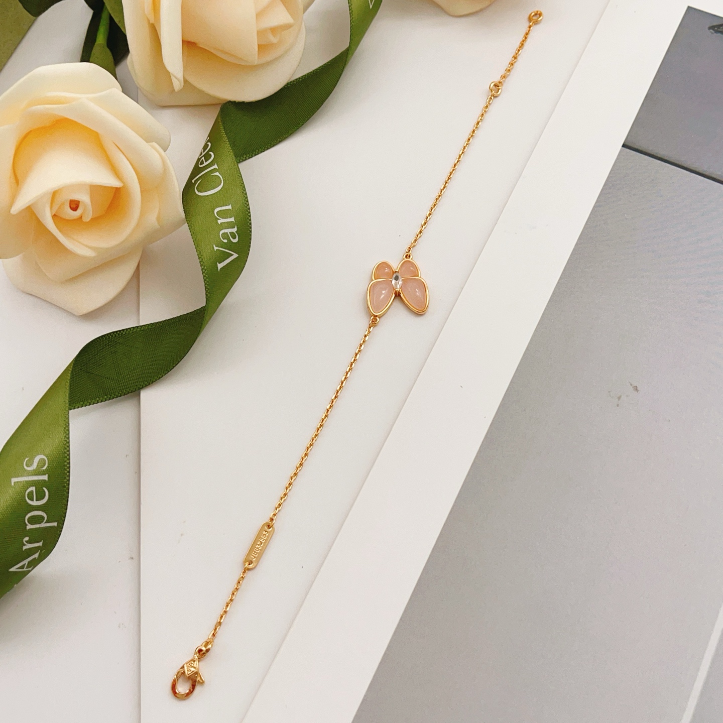 Bracciale Van Cleef Arpels Two Butterfly in oro giallo 18 carati con opale rosa e diamante 17 cm