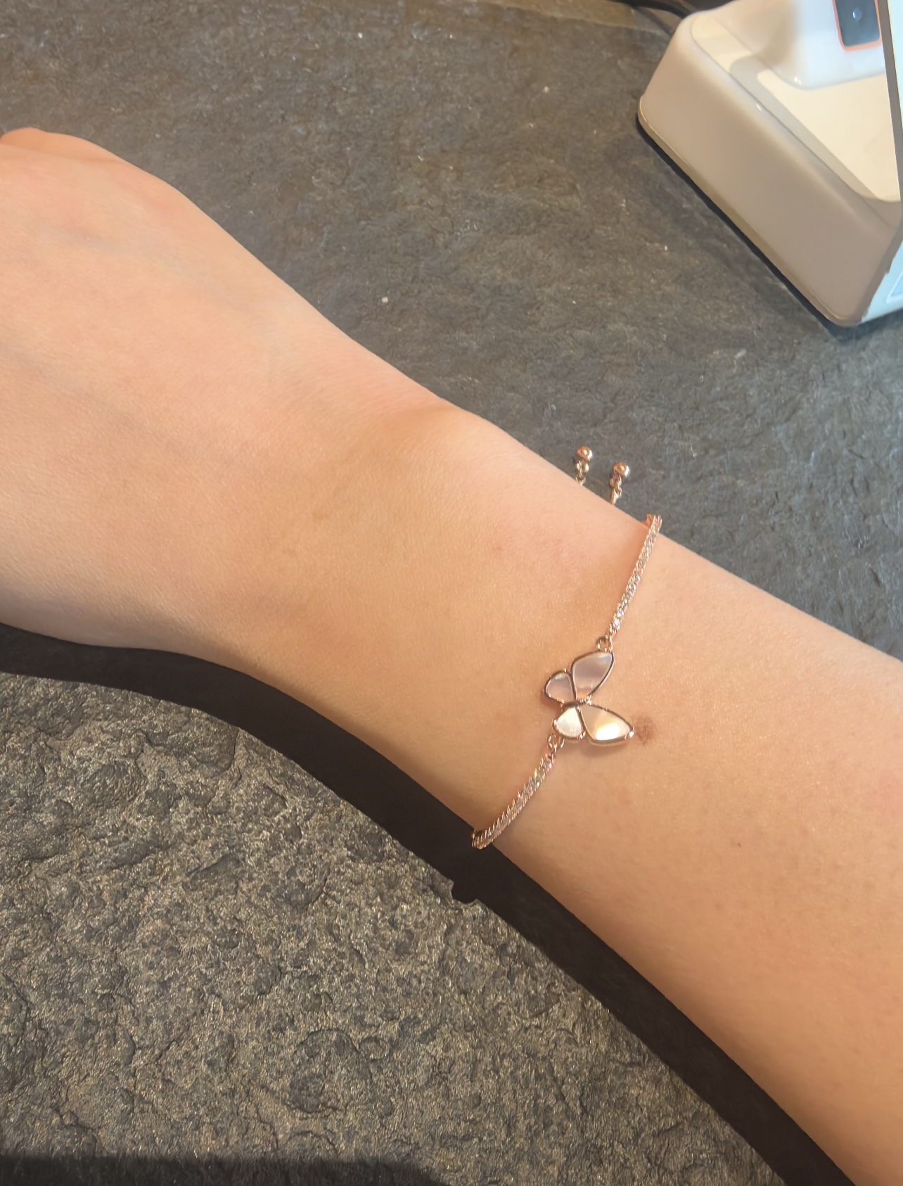 Bracciale Van Cleef Arpels Two Butterfly in oro giallo 18 carati con opale rosa e diamante 17 cm
