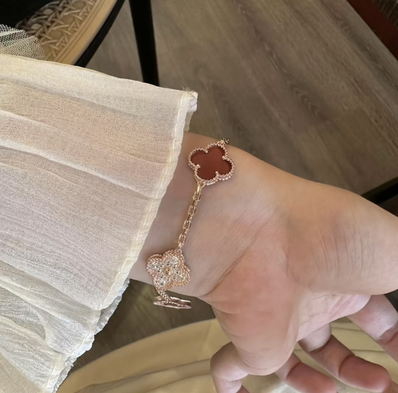 Bracciale Van Cleef Arpels Vintage Alhambra Oro rosa con accenti rossi corniola e diamanti trasparenti 18 cm