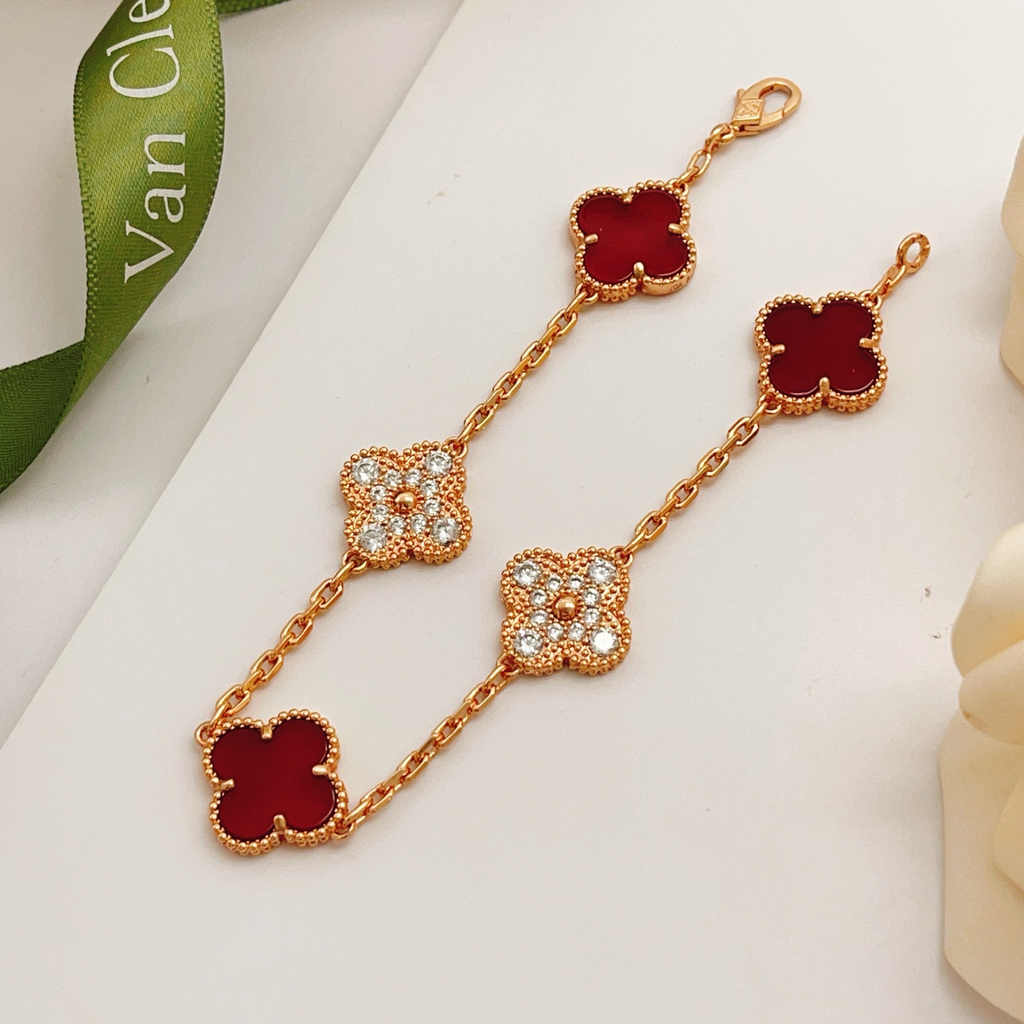 Bracciale Van Cleef Arpels Vintage Alhambra Oro rosa con accenti rossi corniola e diamanti trasparenti 18 cm