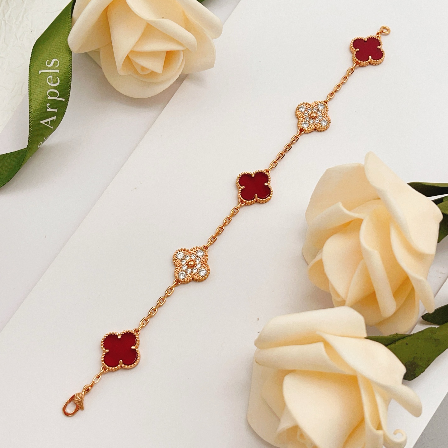 Bracciale Van Cleef Arpels Vintage Alhambra Oro rosa con accenti rossi corniola e diamanti trasparenti 18 cm