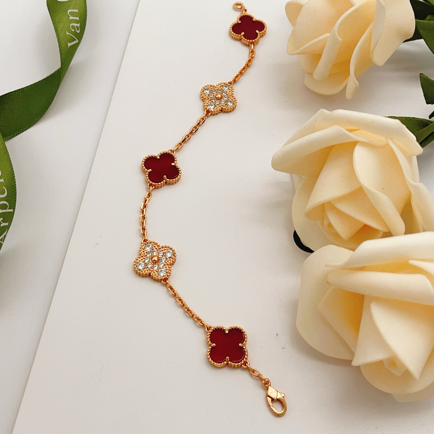 Bracciale Van Cleef Arpels Vintage Alhambra Oro rosa con accenti rossi corniola e diamanti trasparenti 18 cm