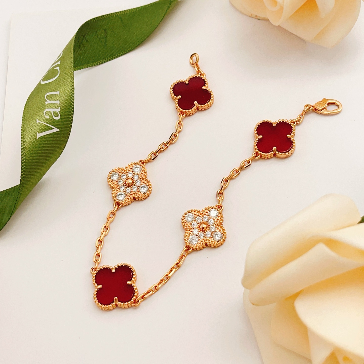 Bracciale Van Cleef Arpels Vintage Alhambra Oro rosa con accenti rossi corniola e diamanti trasparenti 18 cm