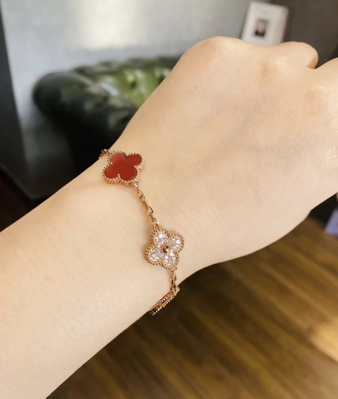Bracciale Van Cleef Arpels Vintage Alhambra Oro rosa con accenti rossi corniola e diamanti trasparenti 18 cm