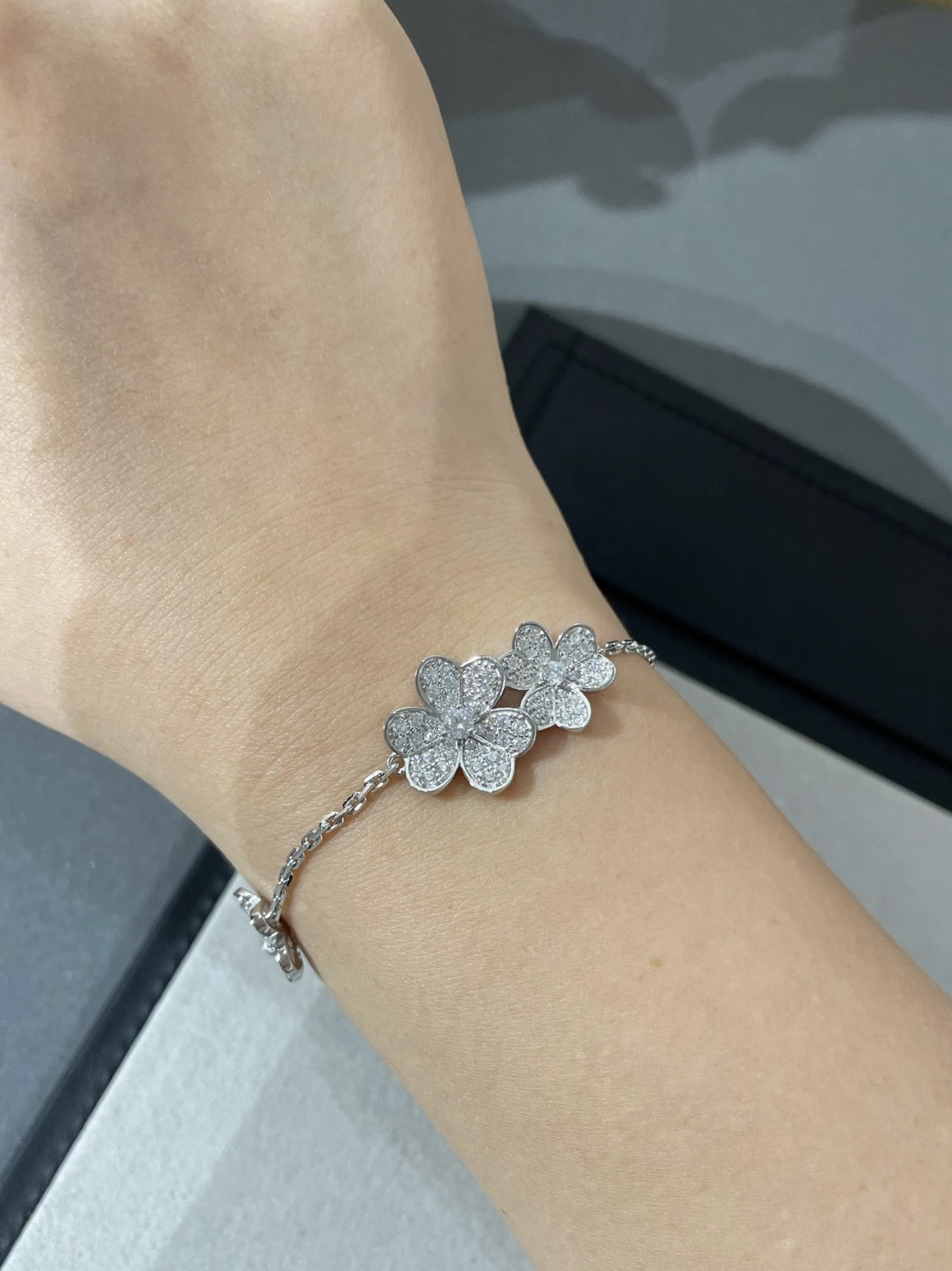 Bracciale Van Cleef Arpels Frivole Oro bianco con accenti di diamanti 17 cm