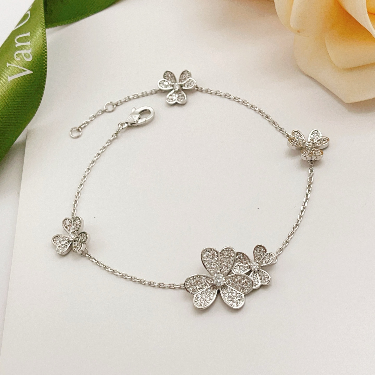 Bracciale Van Cleef Arpels Frivole Oro bianco con accenti di diamanti 17 cm