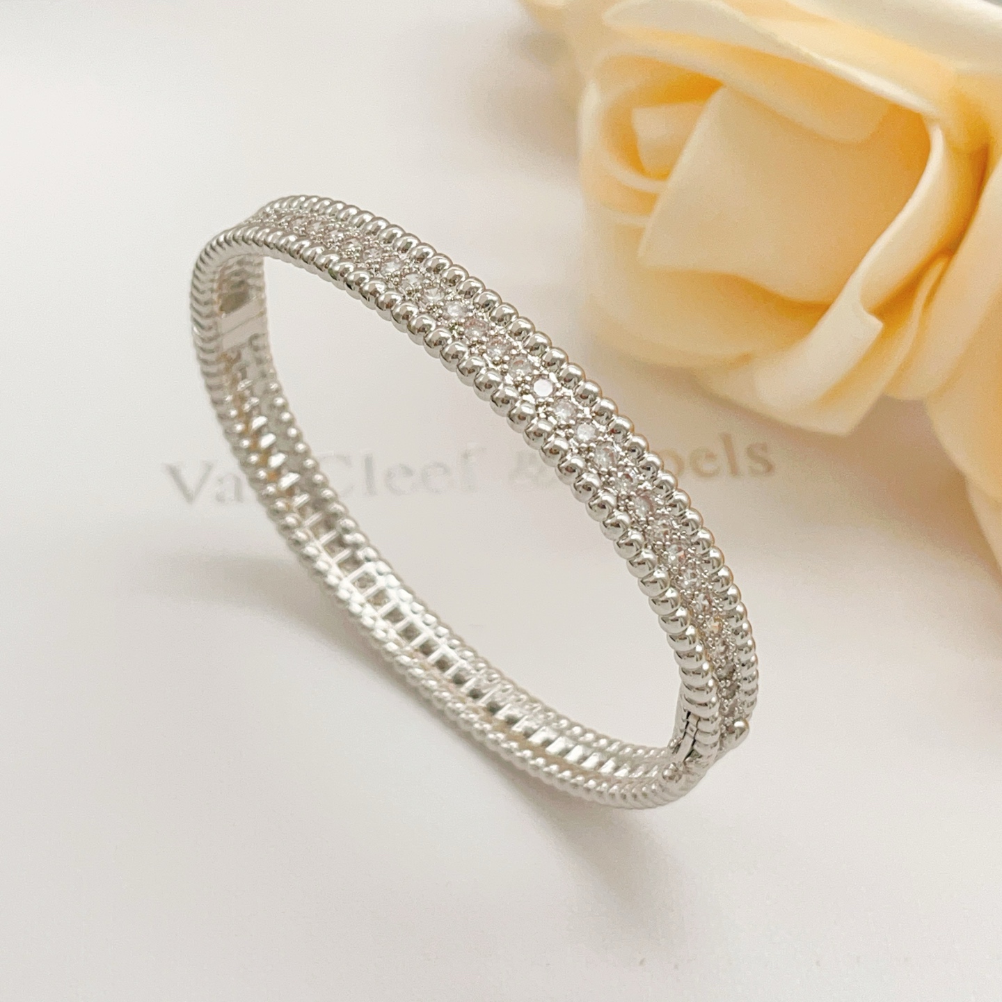 Bracciale Van Cleef Arpels Perlee in metallo argentato con pietre trasparenti simili a diamanti disponibile anche nelle varianti in metallo color oro giallo e oro rosa con pietre trasparenti 17 cm