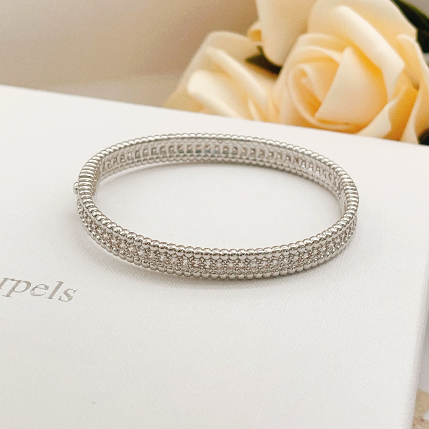 Bracciale Van Cleef Arpels Perlee in metallo argentato con pietre trasparenti simili a diamanti disponibile anche nelle varianti in metallo color oro giallo e oro rosa con pietre trasparenti 17 cm
